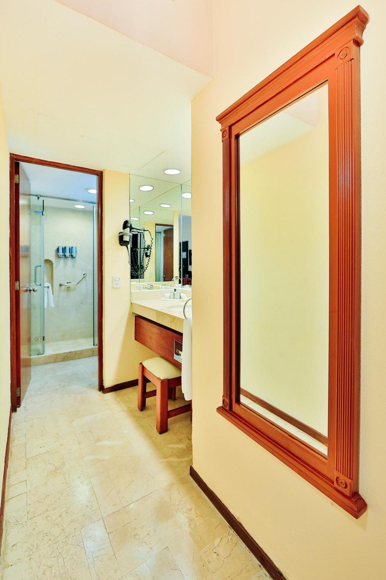 Family Ocean Front Premium Level (2 adults + 2 children)