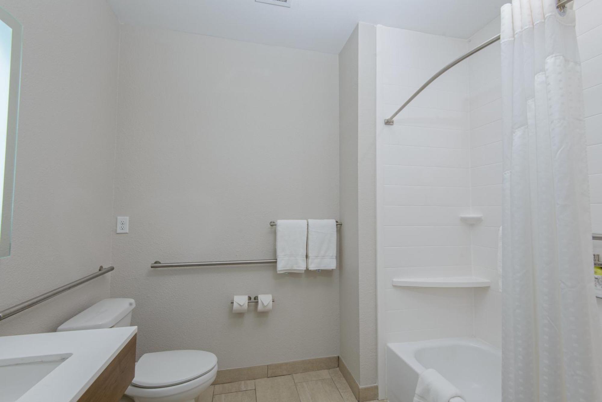 King Suite - Communications and Mobility Accessible Tub