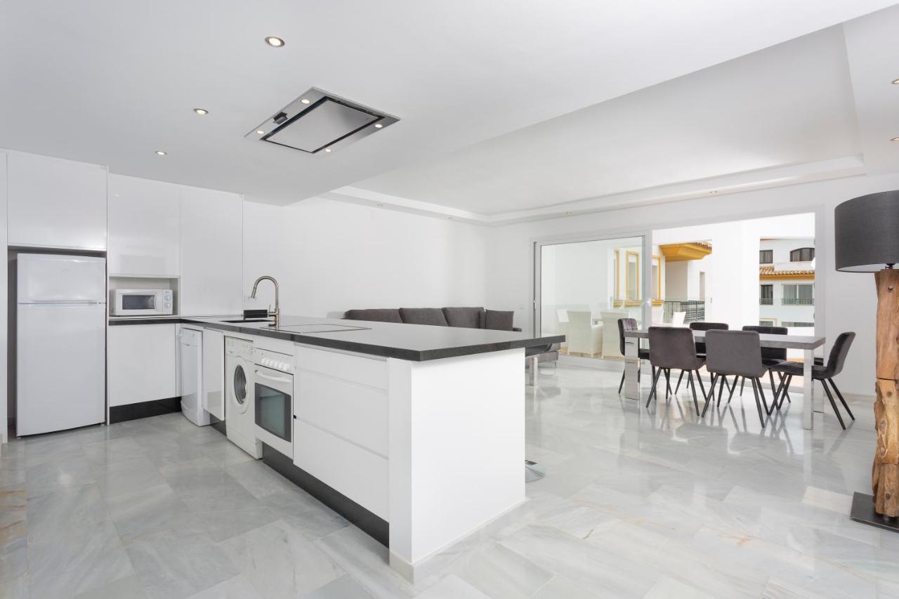 Deluxe Three-Bedroom Apartment with City View and Hot Tub