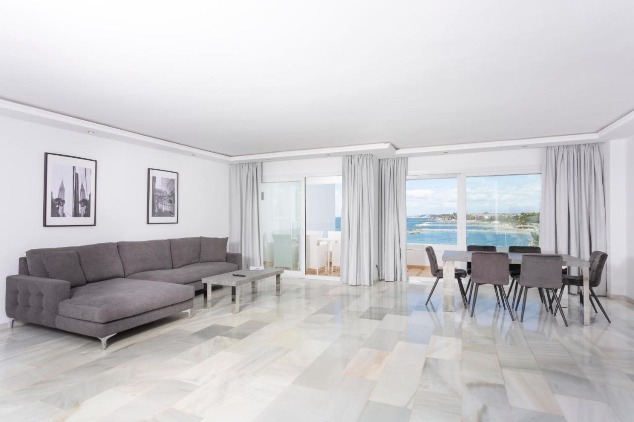 Deluxe Four-Bedroom Apartment with Sea View and Hot Tub