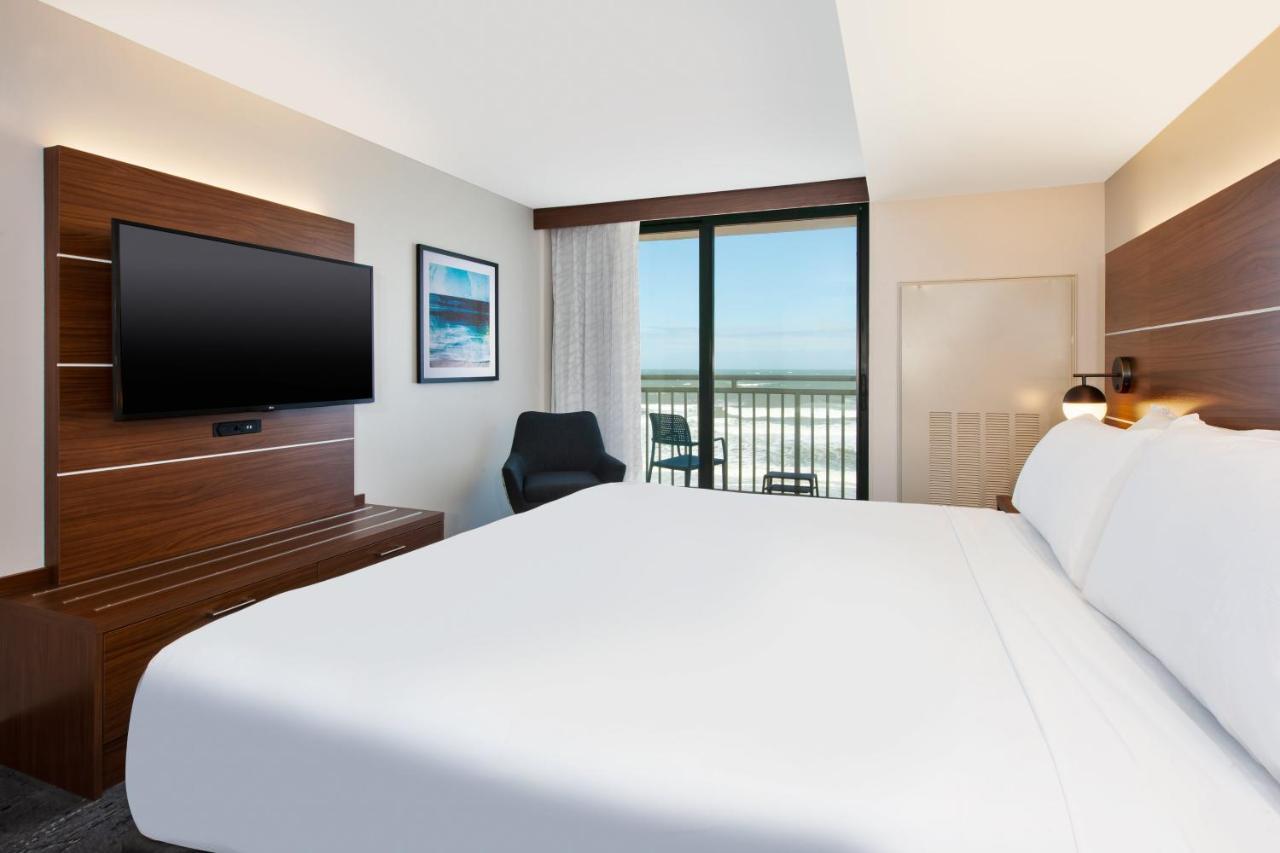 King Room with Roll-in Shower - Communication Accessible