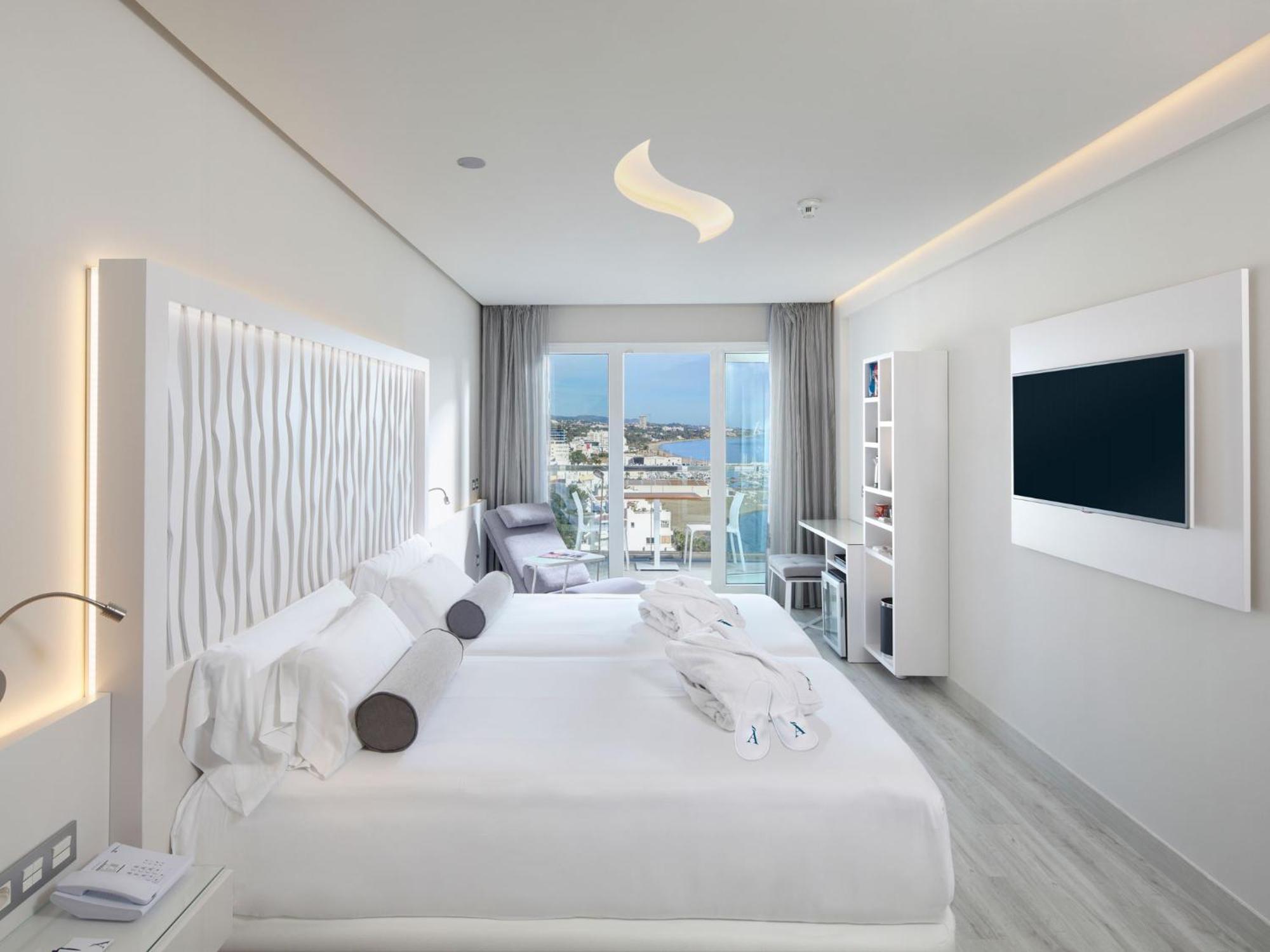 Make it Happen Twin Room with Lateral Sea View