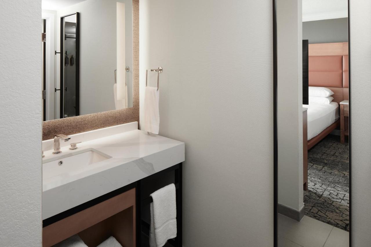 King Room with Balcony and City View - Hearing Accessible