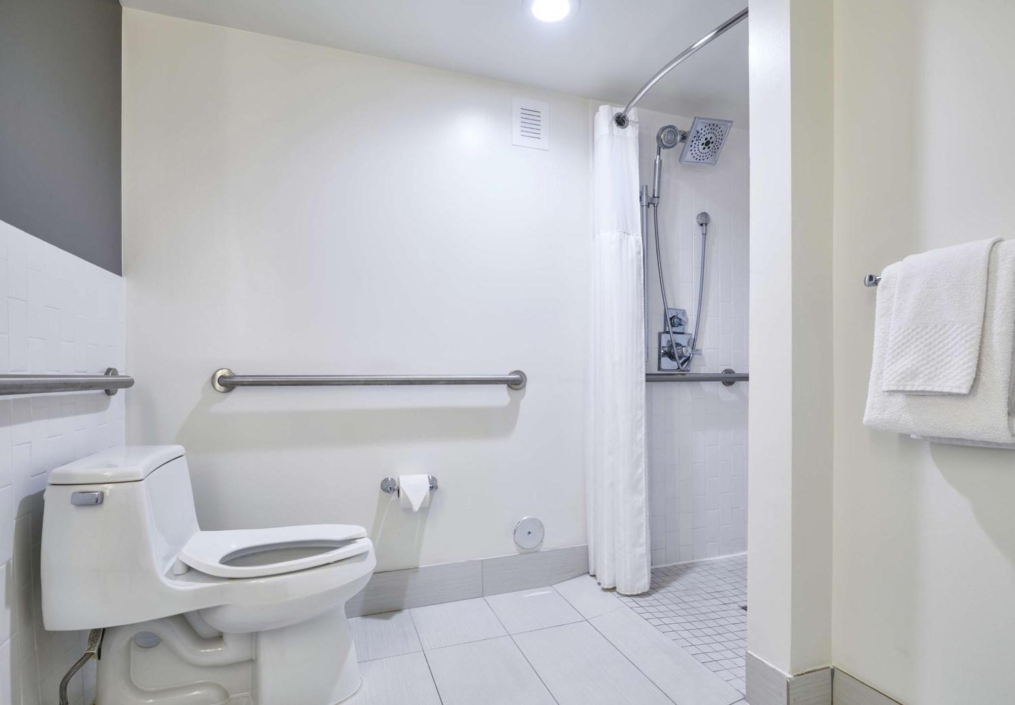 King Room with Roll-In Shower - Mobility Accessible