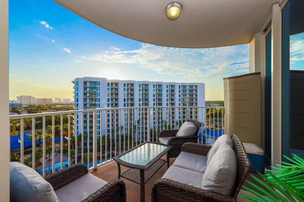Apartment with Pool View
