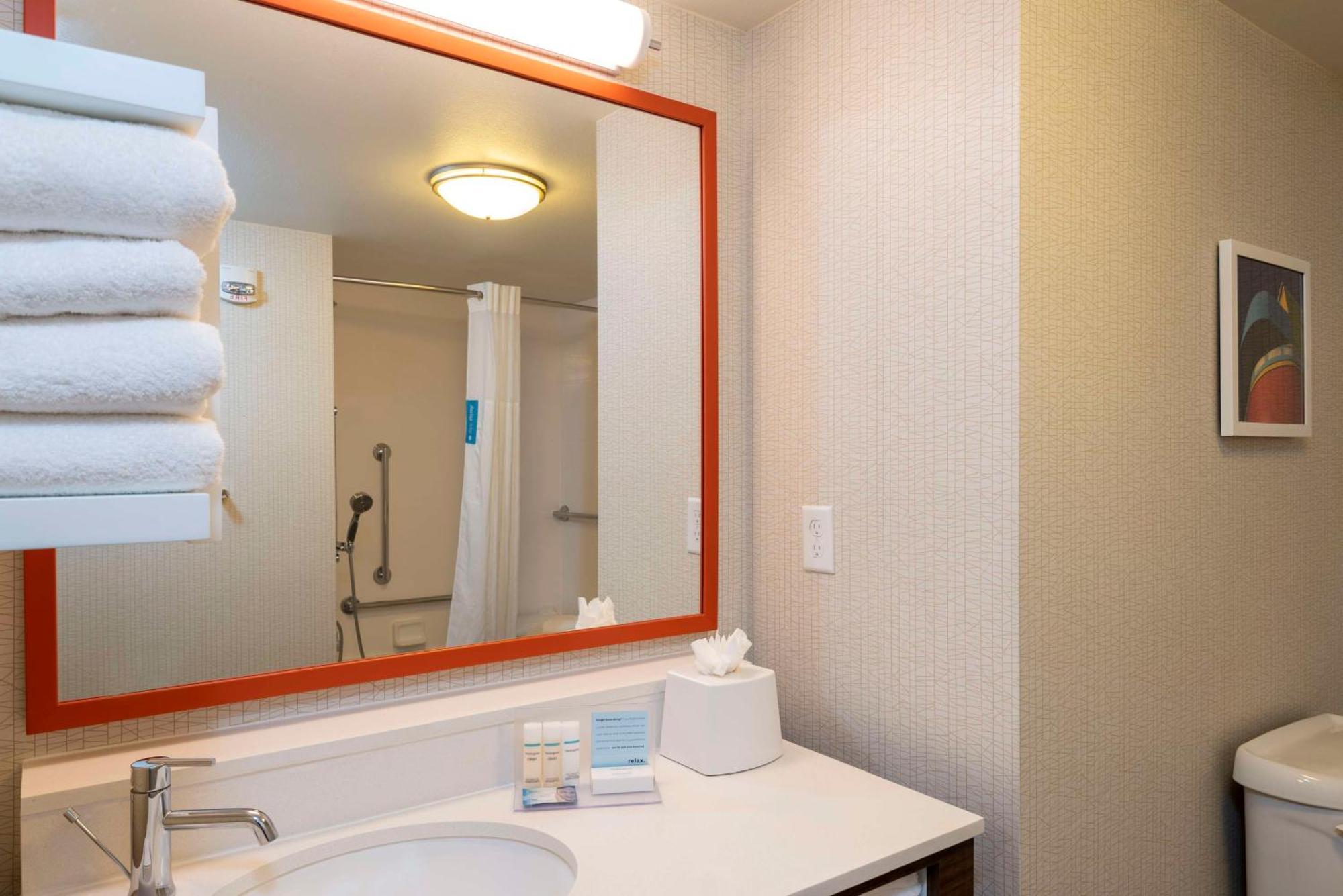 King Room Accessible Tub Mobility Hearing Access or Non-Smoking,1498936198:JPEG