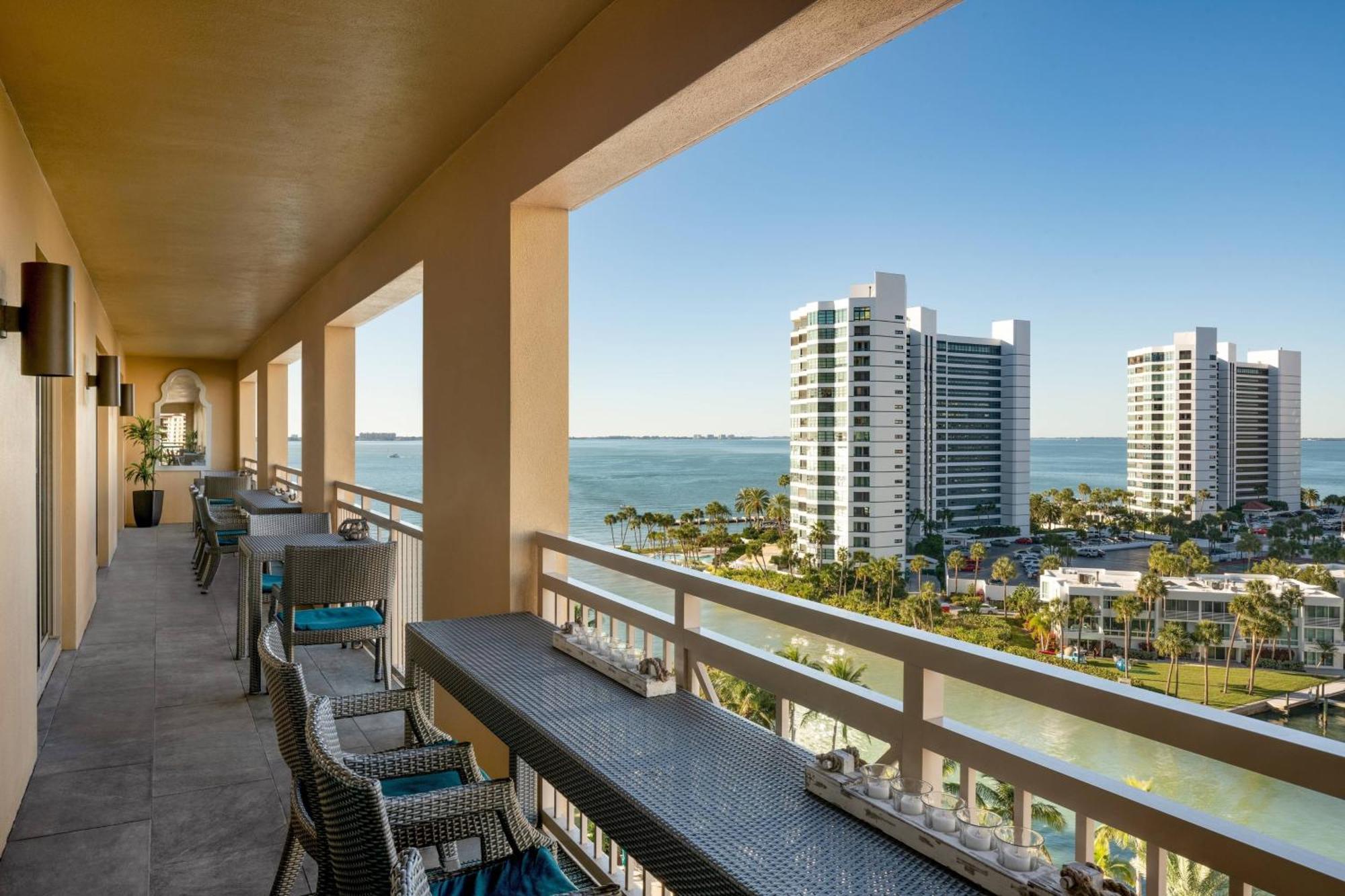 Club Marina View, Club level, Guest room, 2 Queen, Balcony