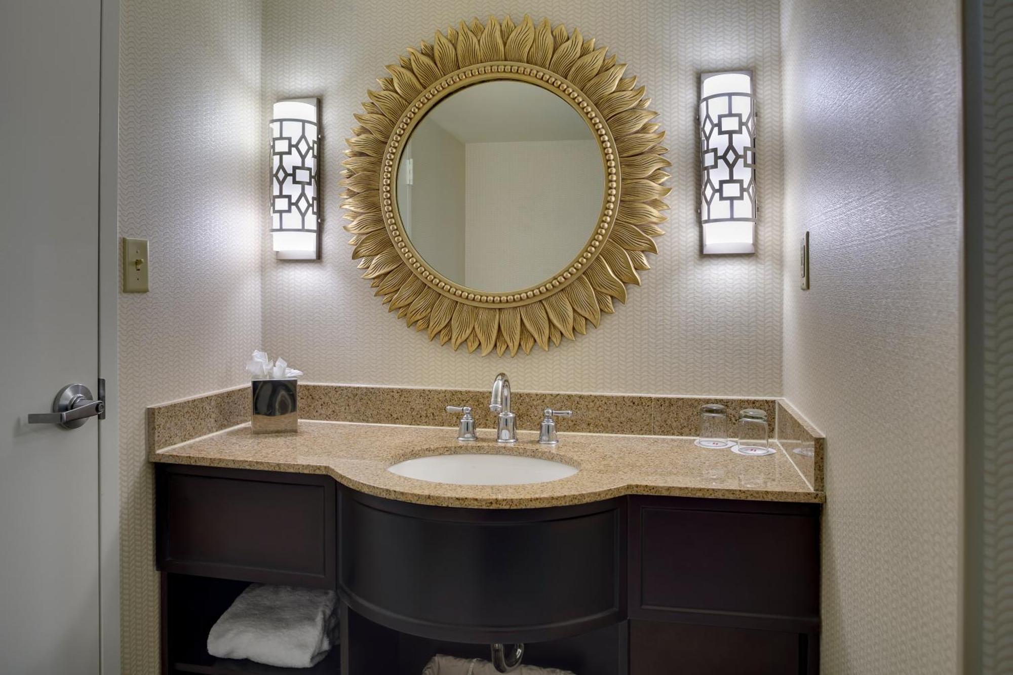 Concierge lounge access, Guest room, 1 King, Balcony