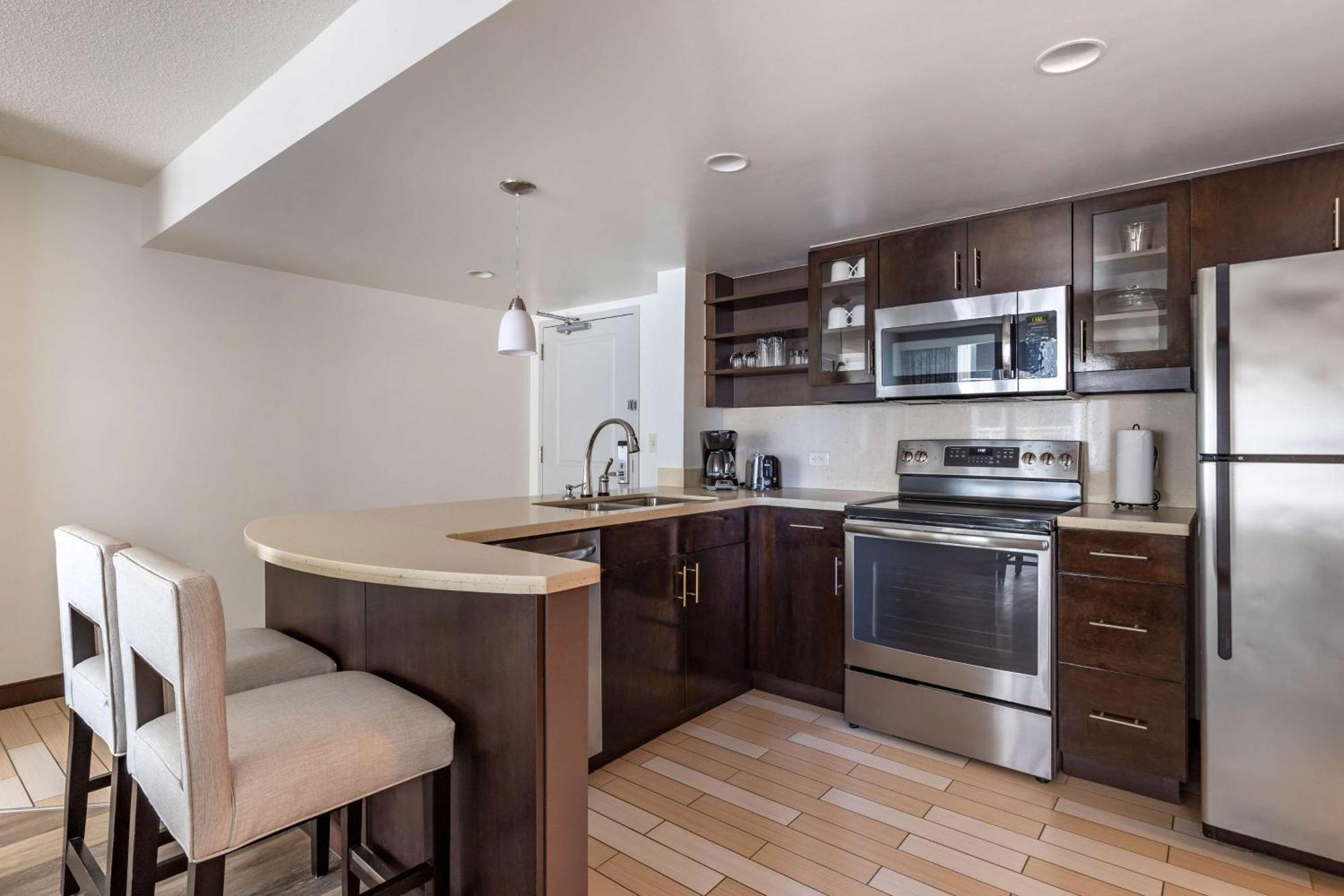 One-Bedroom Queen Suite with Ocean Front