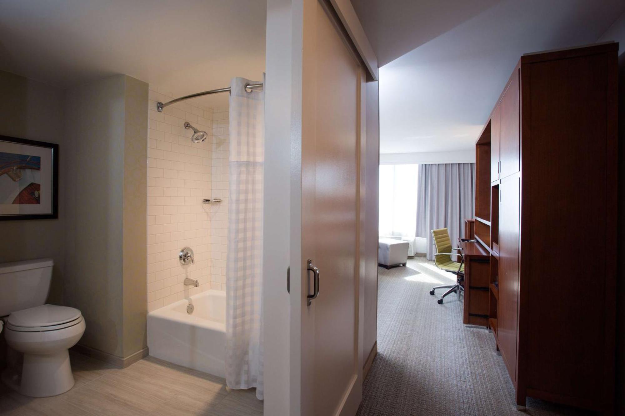 2 Queen Beds with Gulf View - Hearing Accessible