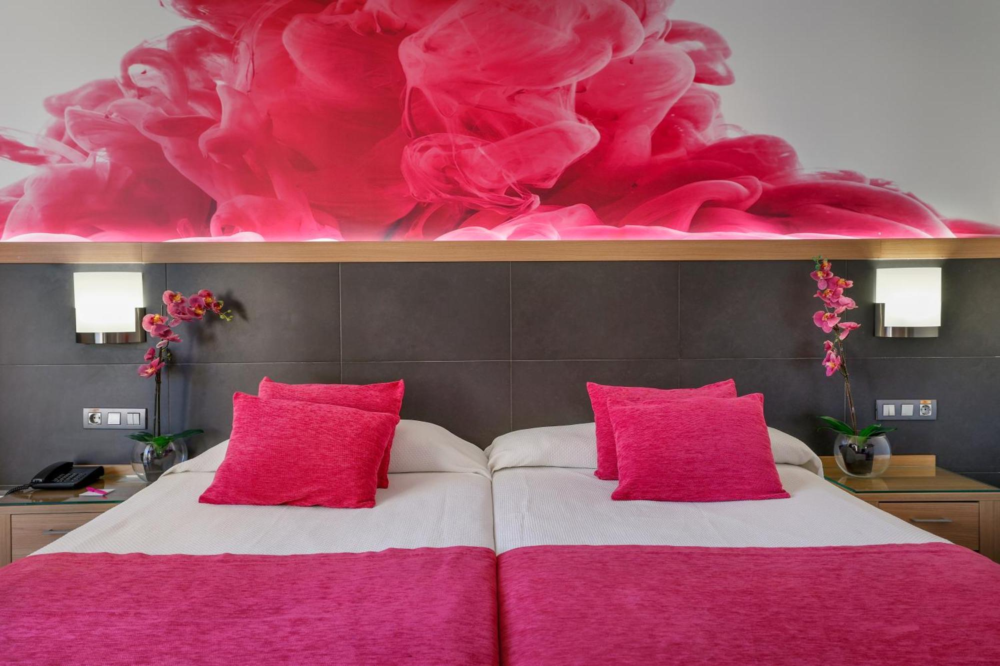 Twin Room with Partial Sea View