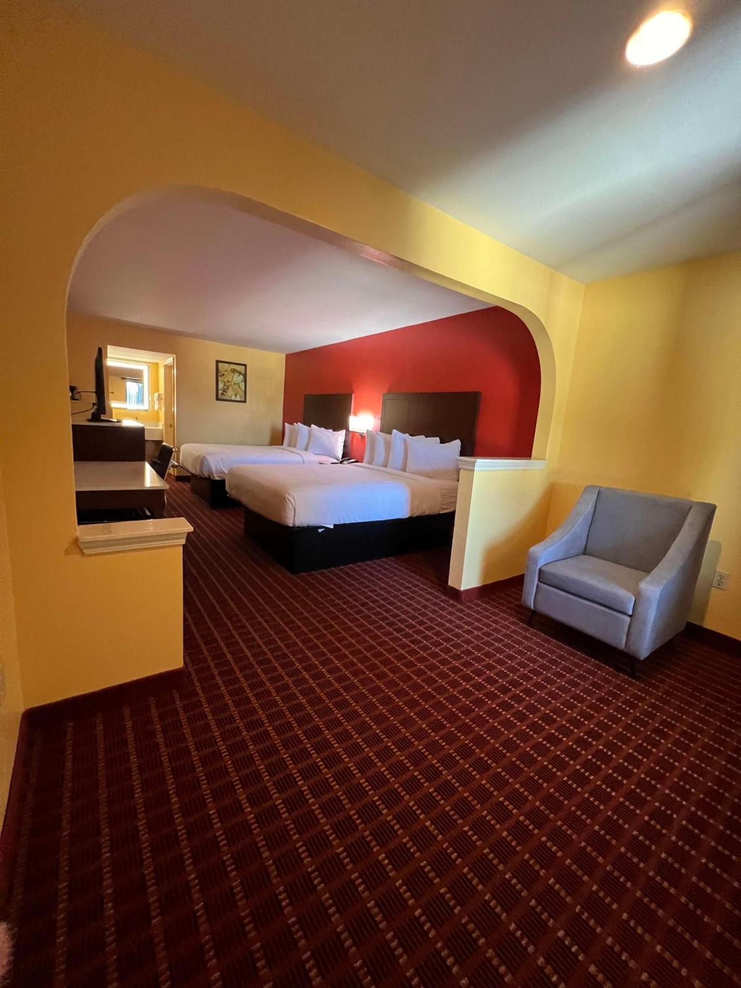 Queen Suite with Two Queen Beds - Non-Smoking