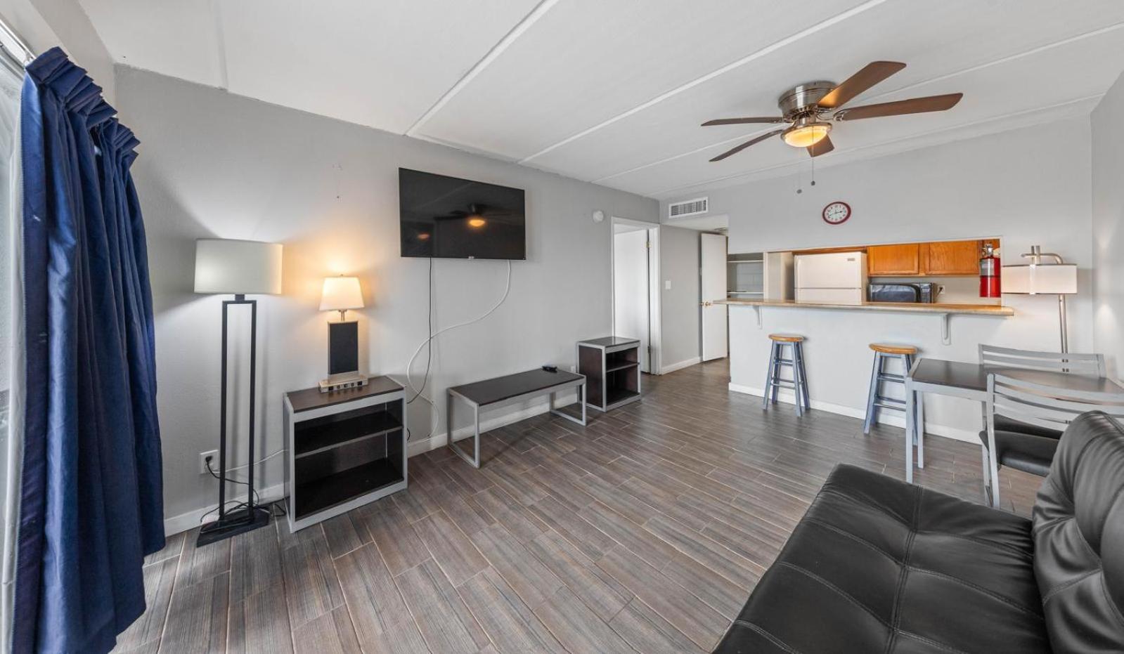 Queen Suite with Pool View