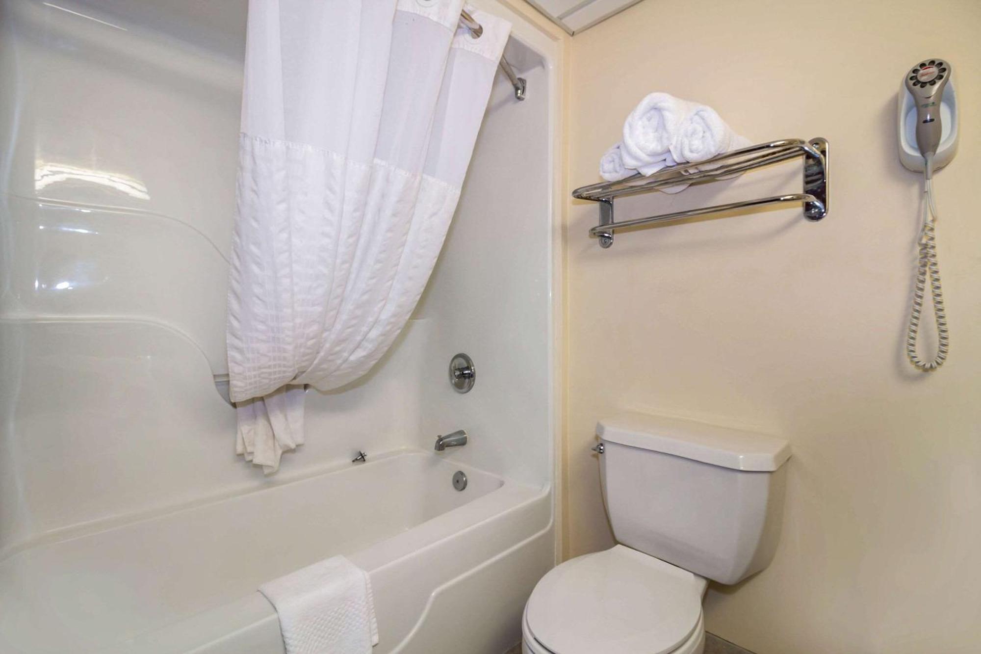 Queen Suite with Two Queen Beds and Sofabed - Non Smoking