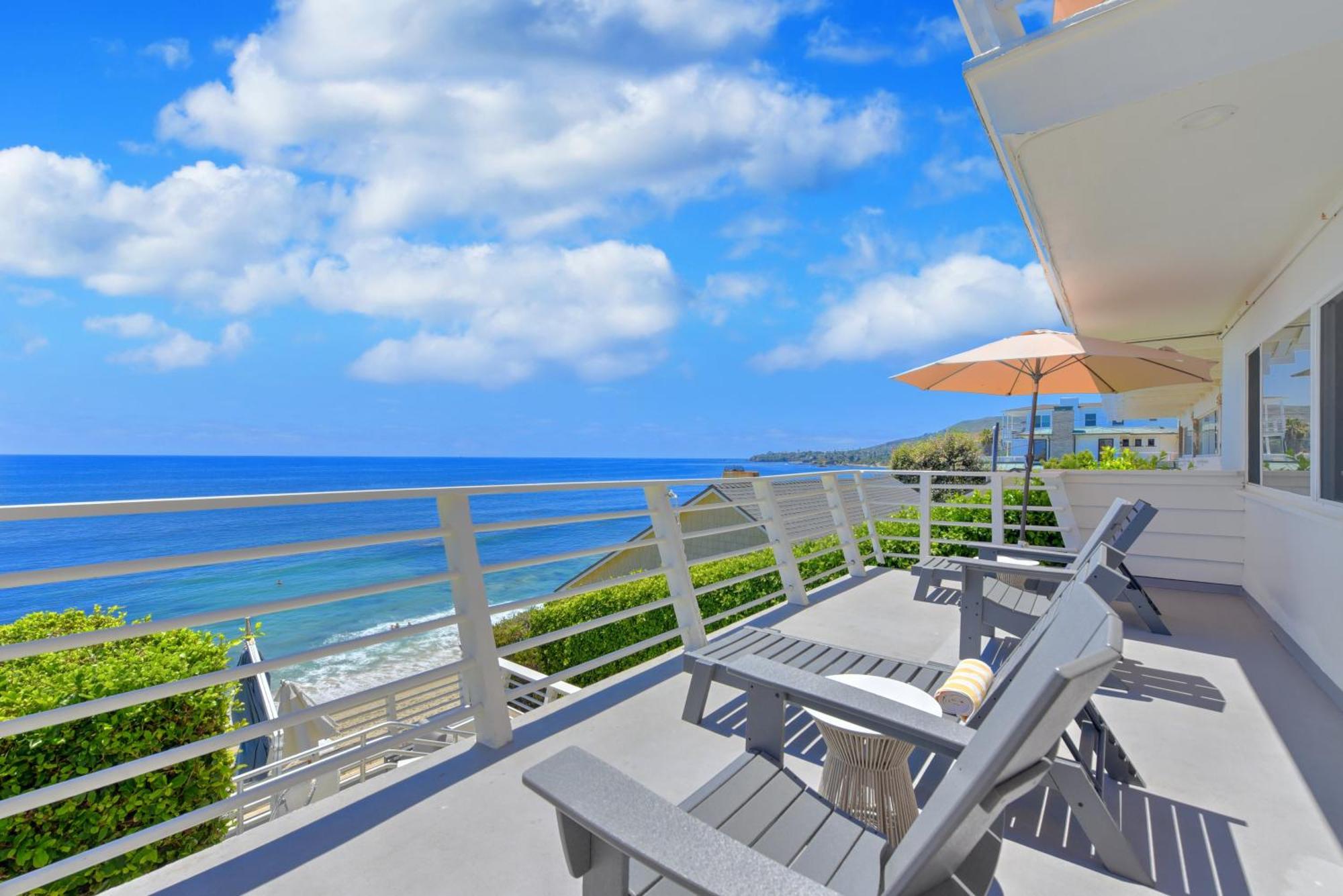 Peaceful Ocean Front King Room with Balcony Space