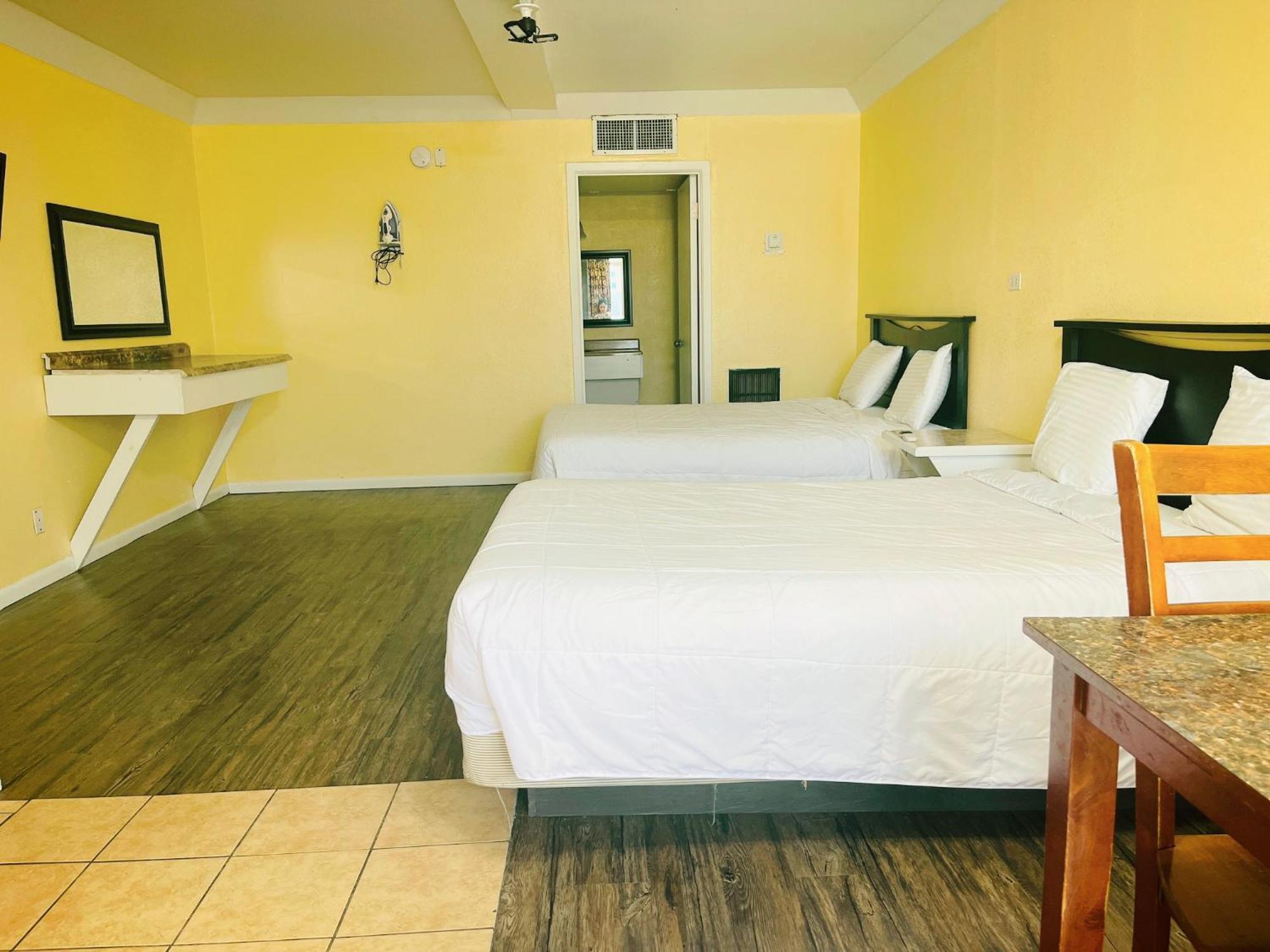 Queen Room with Two Queen Beds with Kitchenette