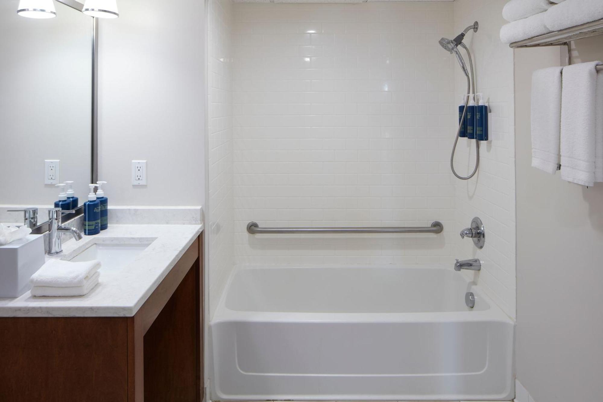 Guest room, 1 King, Oceanfront, Balcony