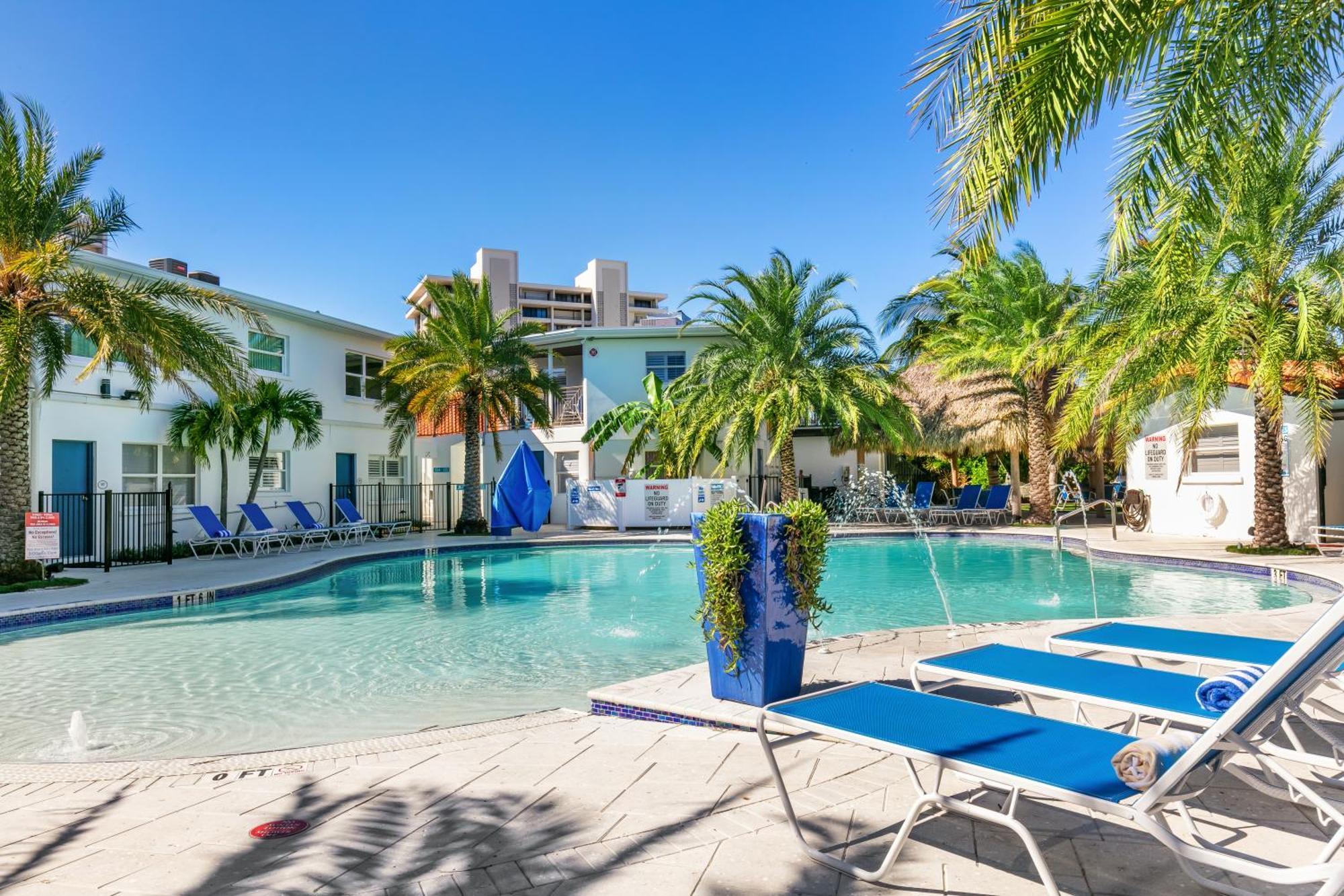Siesta King - Pool Area