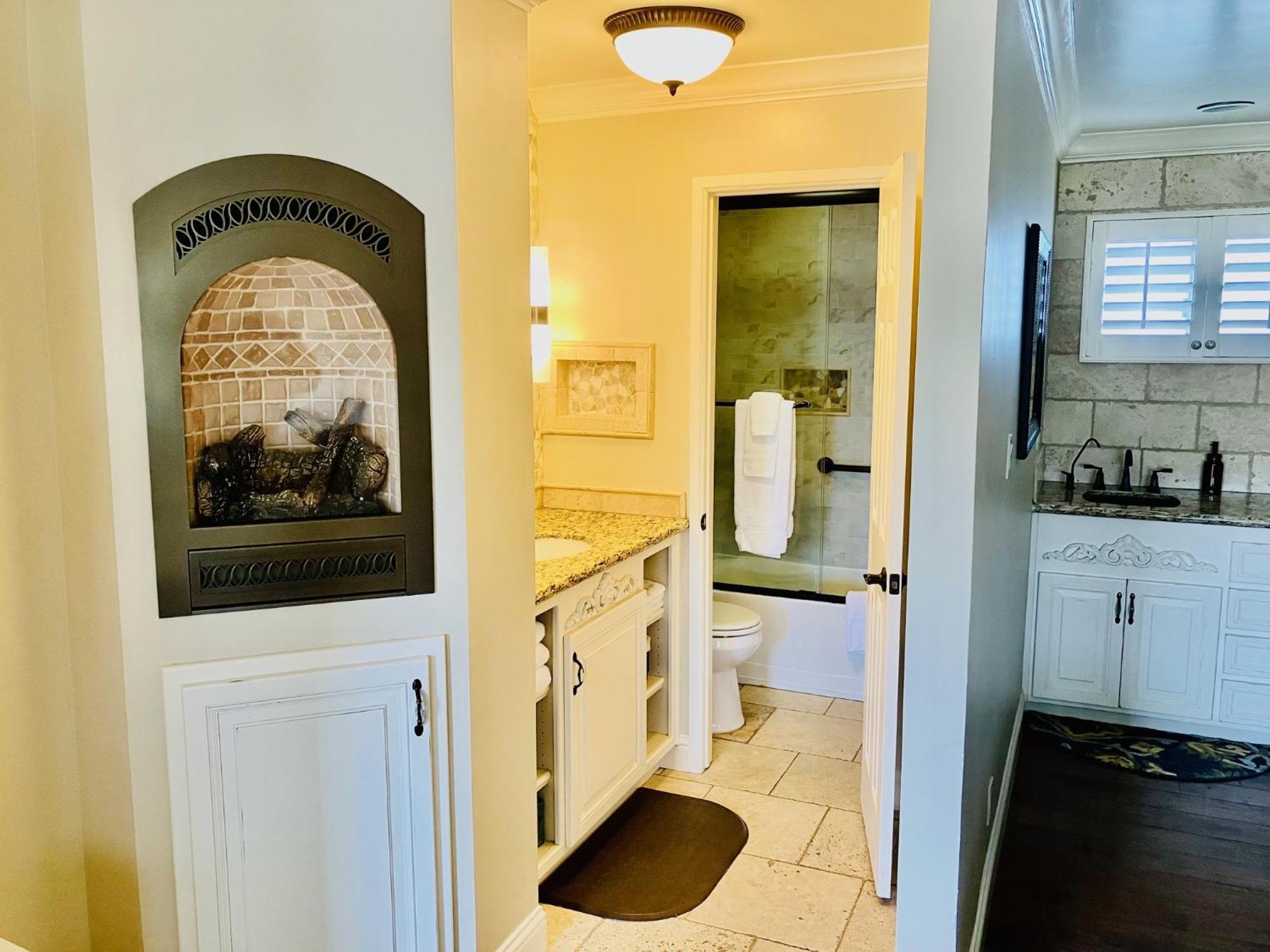 Deluxe King Room with Bath