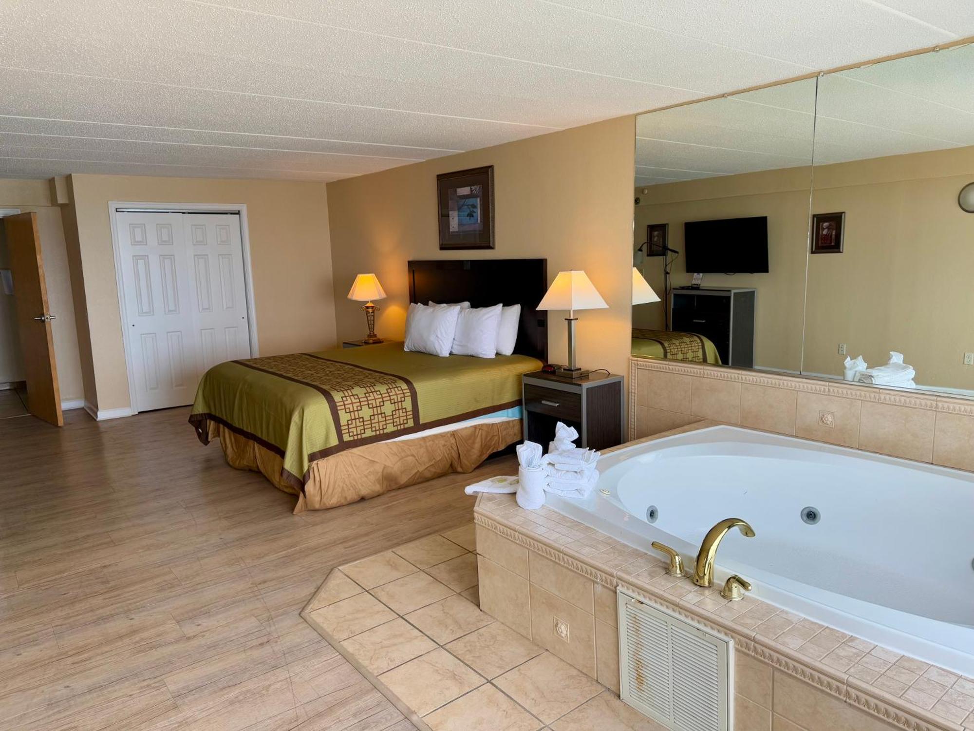 1 King Bed, One-Bedroom, Suite, Oceanfront, Non-Smoking