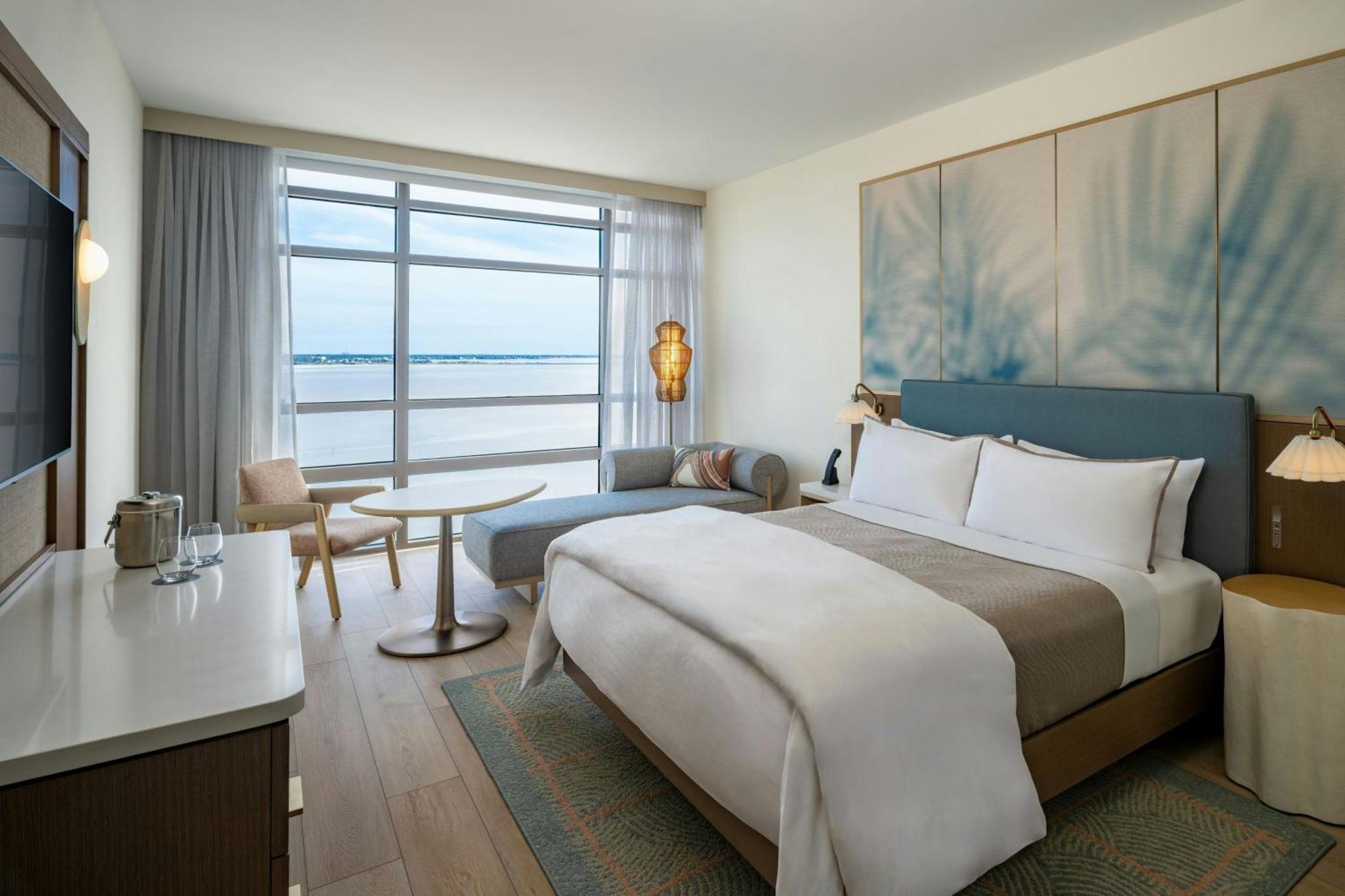 Guest room, 1 King, Partial bay view