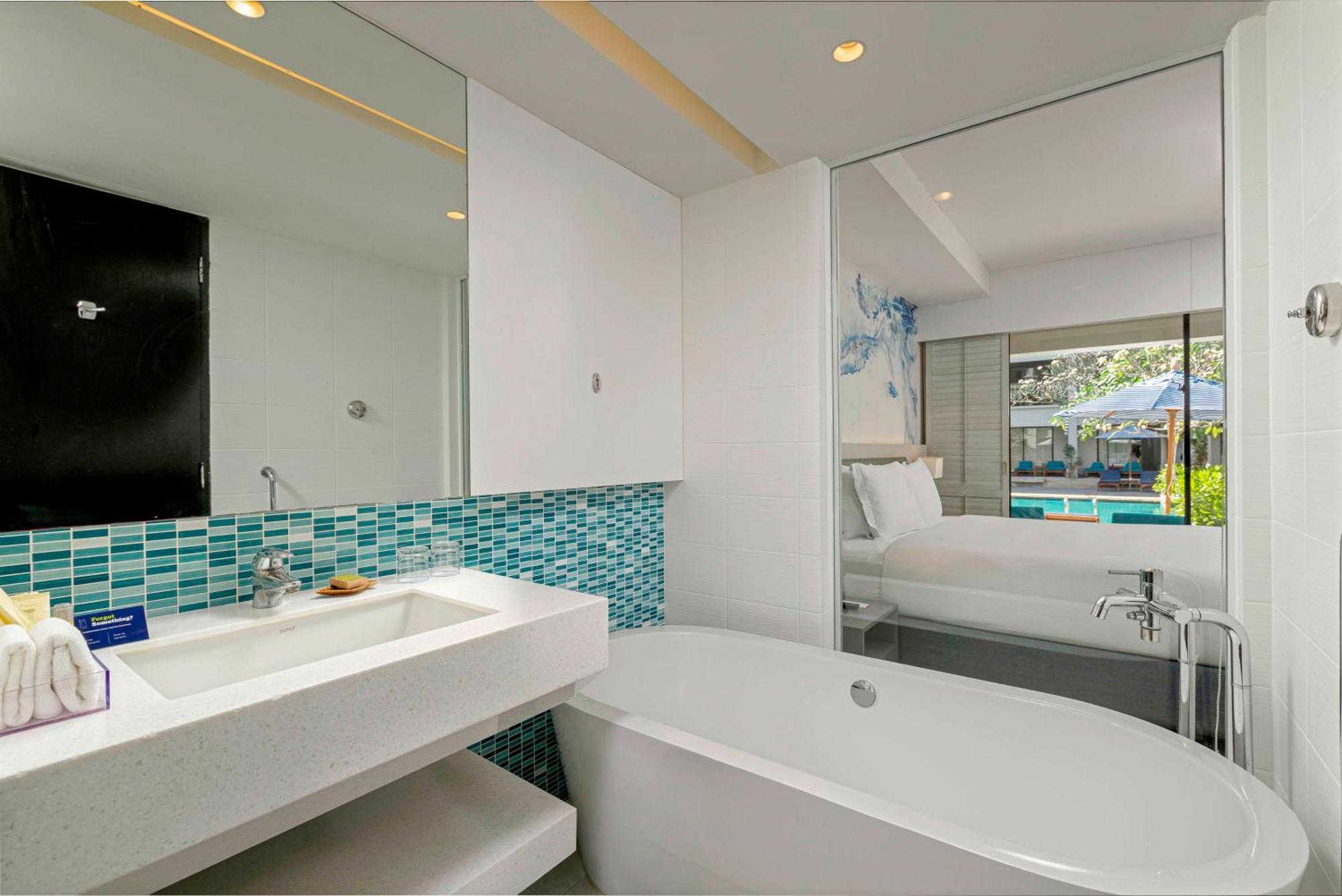 Deluxe King Room - Pool Side
