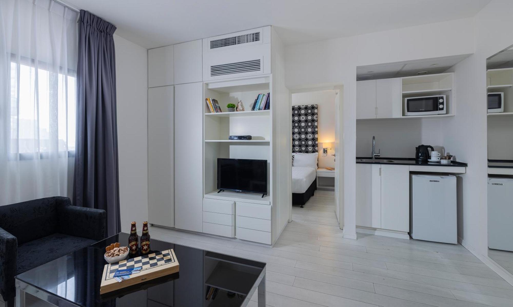 Junior Queen Suite