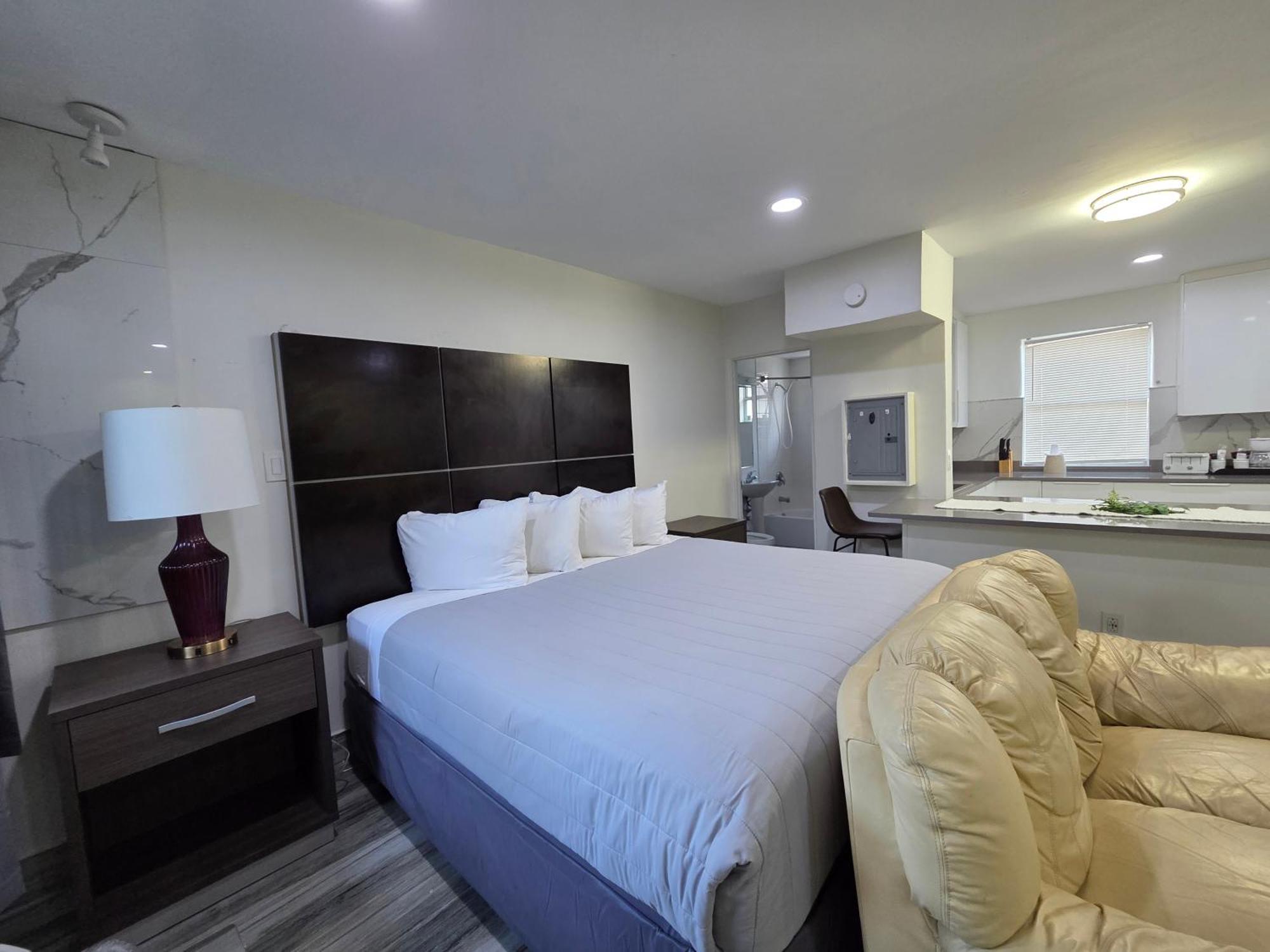 Deluxe King Suite,1664667429:JPEG