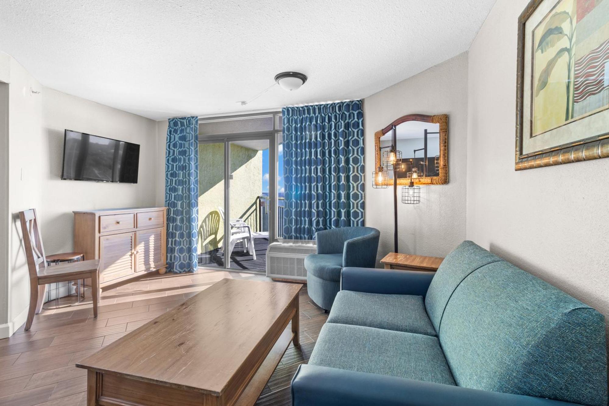 Queen Suite with Partial Ocean View