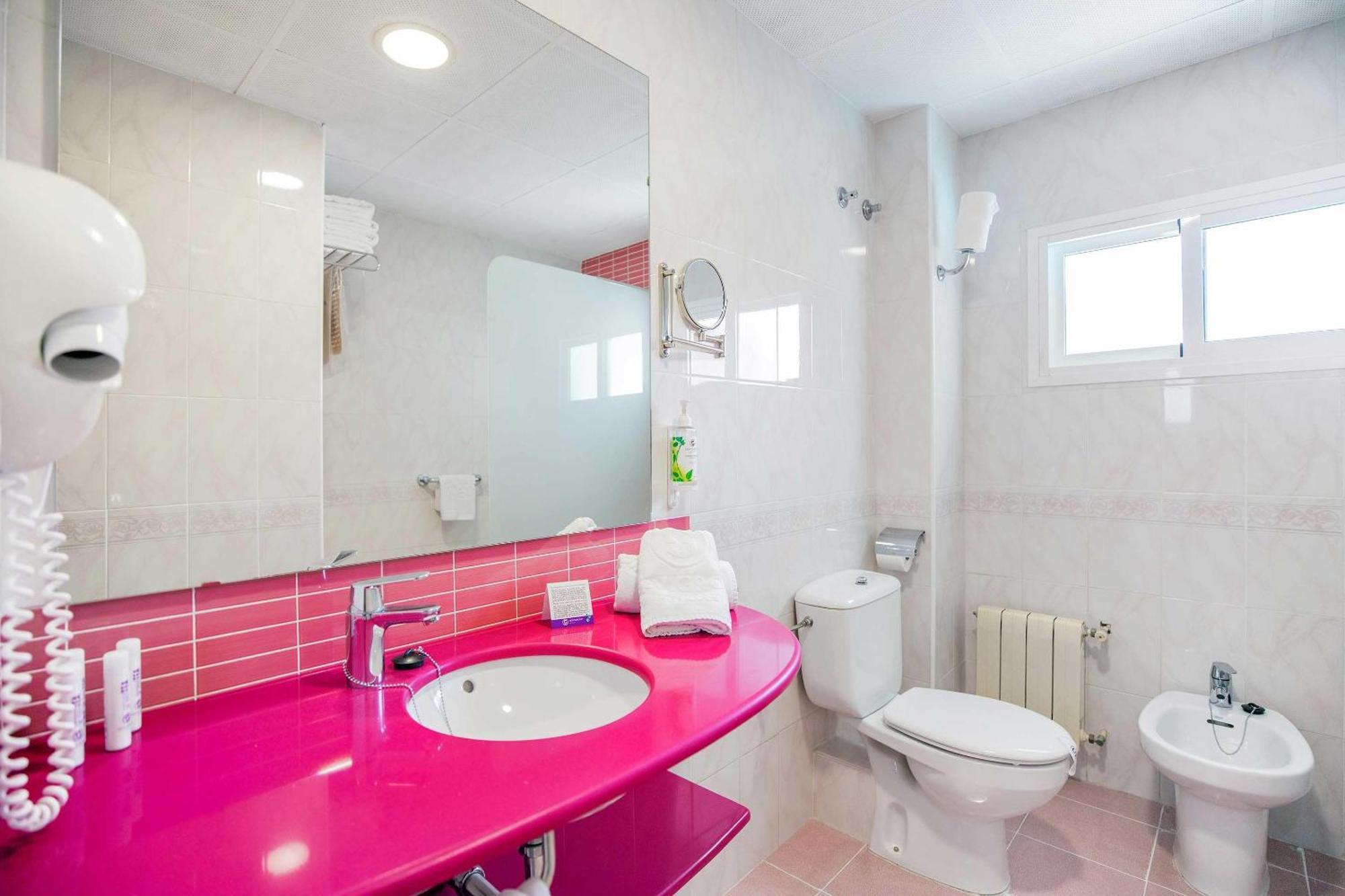 Double or Twin Room (2 Adults + 1 Child)