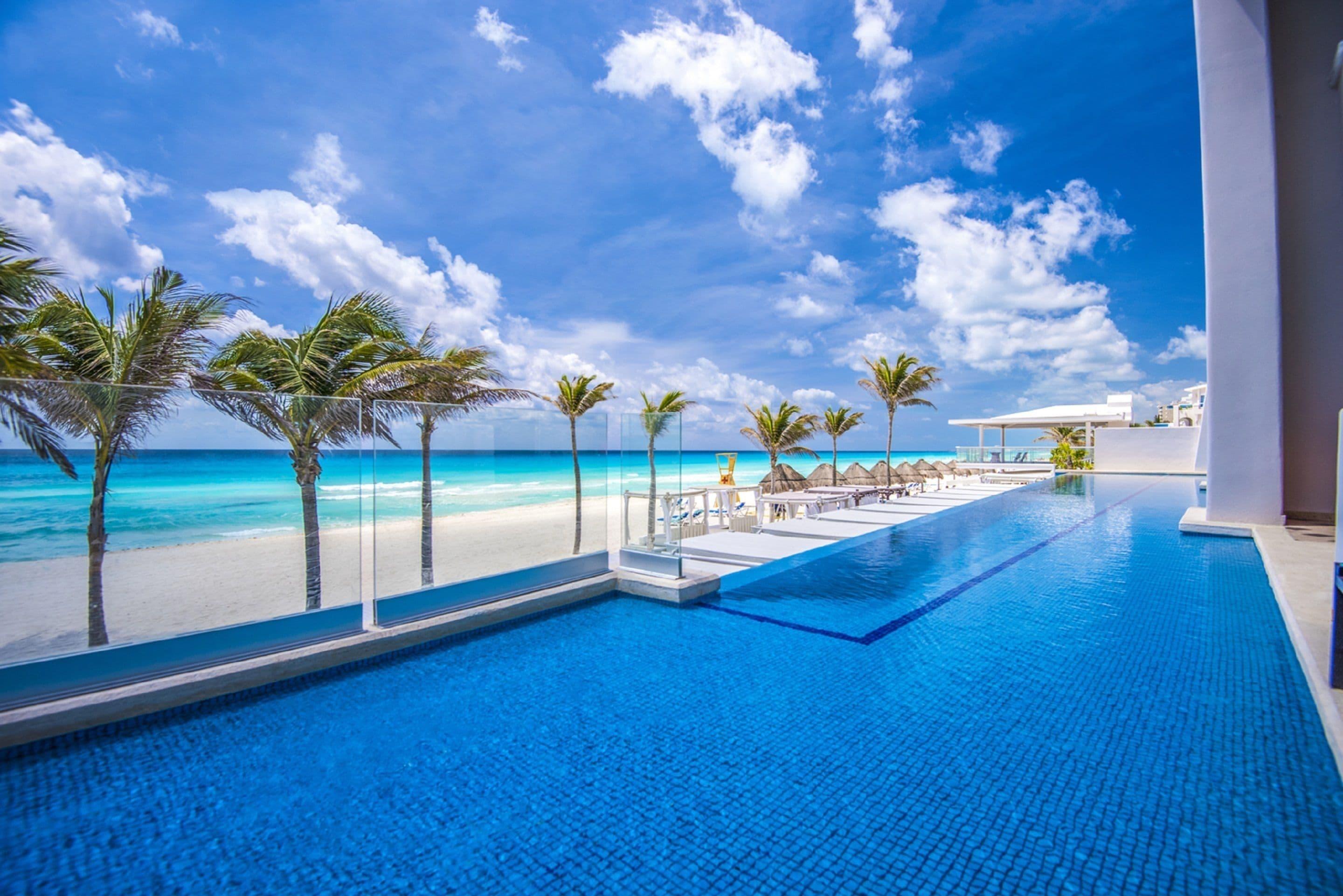 Junior Suite 1 King Bed, Beachfront Infinity Swim Up