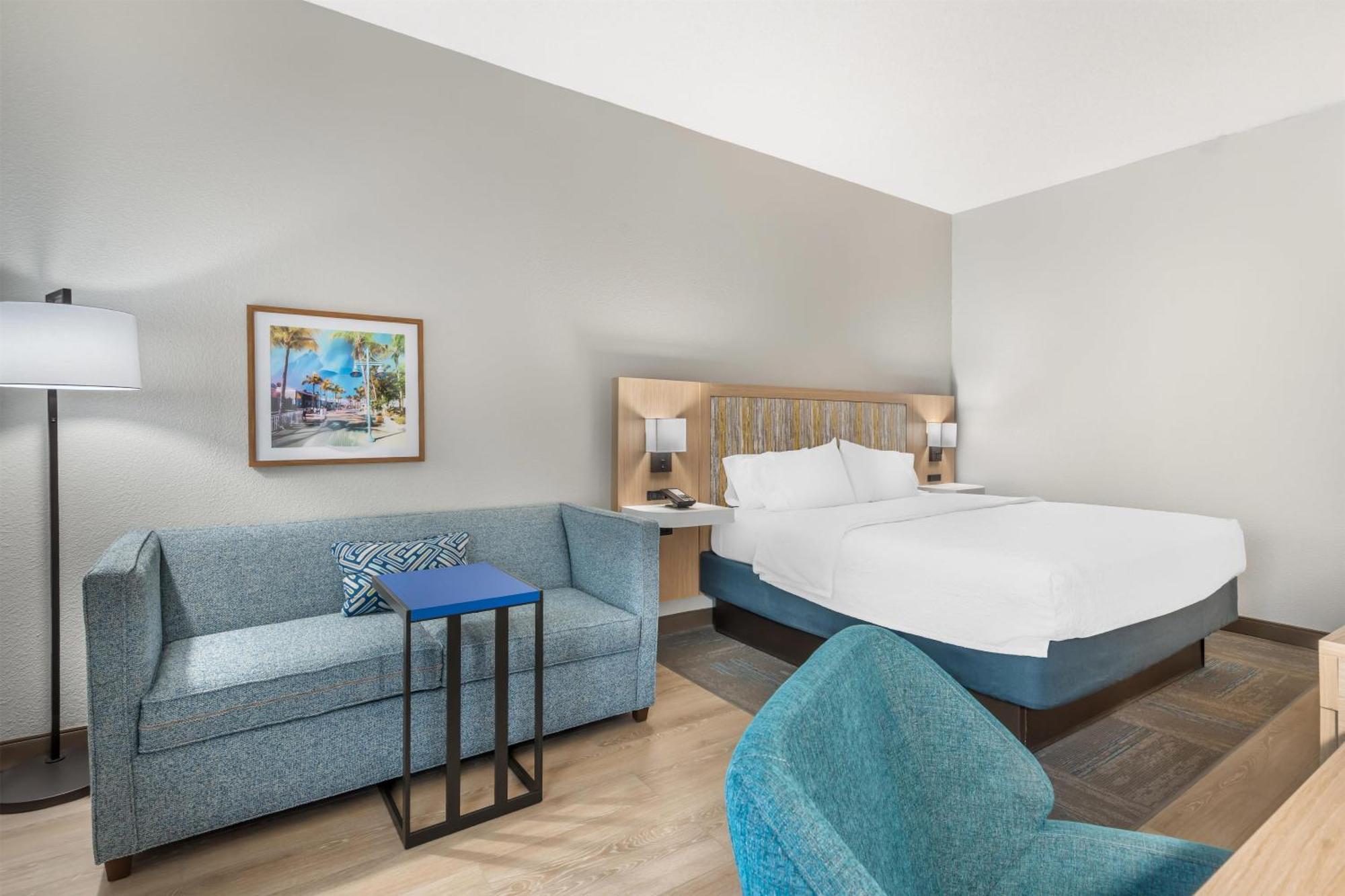 King Room with Sofa Bed and Study - Non-Smoking