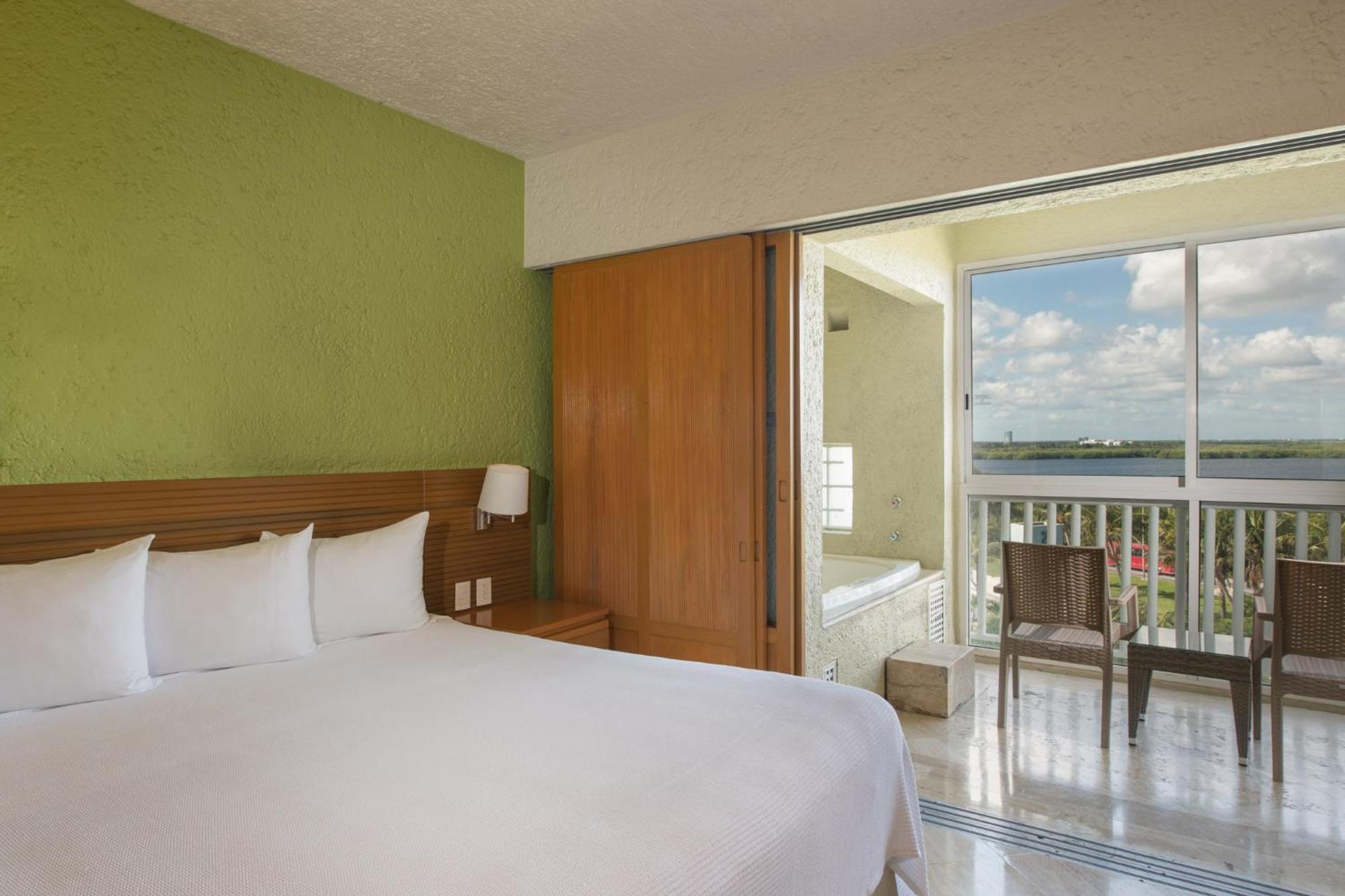 Two-Bedroom Deluxe King Suite with Balcony, Jacuzzi and Lagoon View