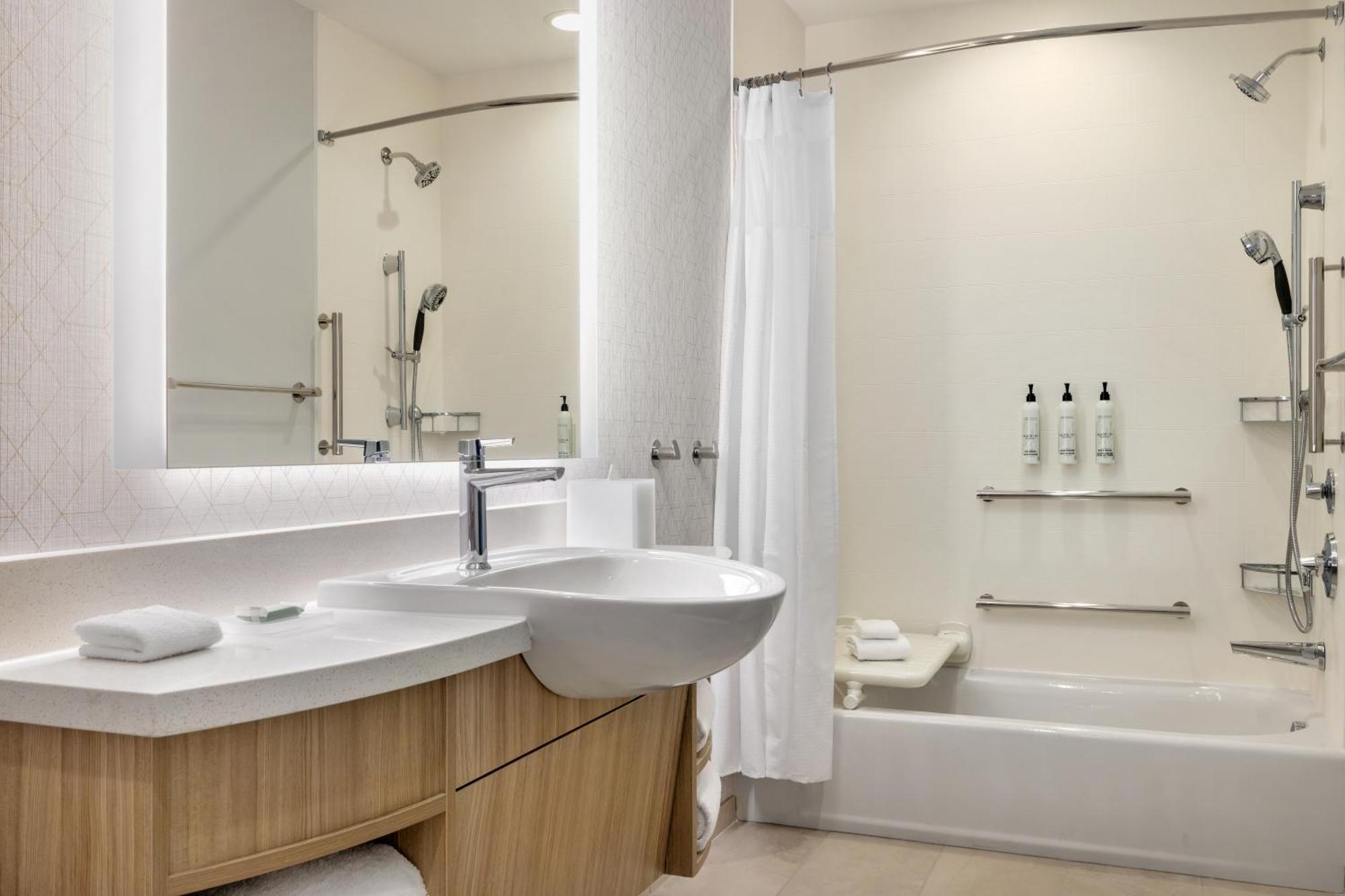 Queen Suite with Non-Private Sofa Bed/Gulf View/Balcony - Mobility Accessible with Tub