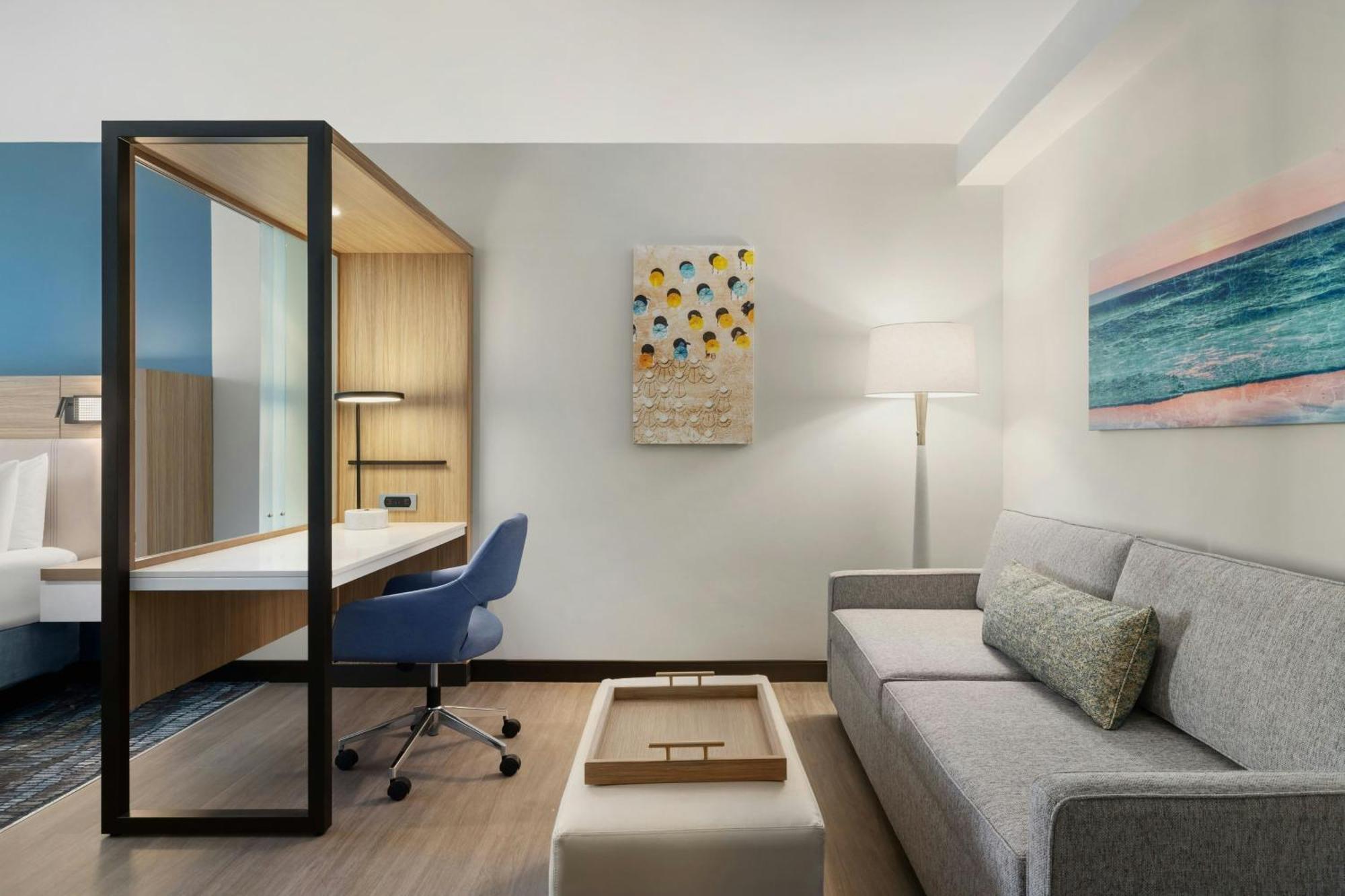 Queen Suite with Non-Private Sofa Bed/Gulf View/Balcony - Hearing Accessible