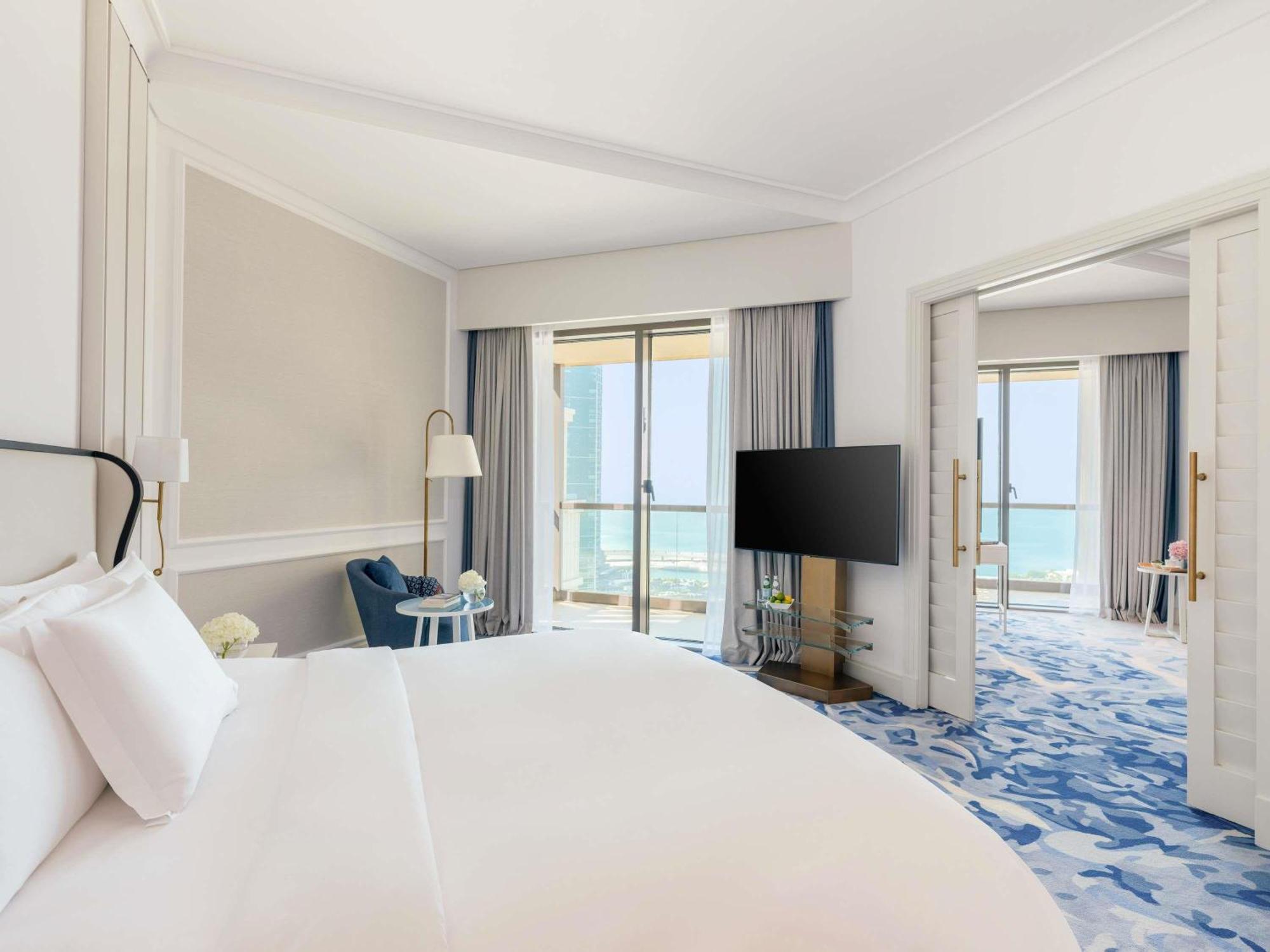 Prestige King Suite with Partial Sea View - Club Access