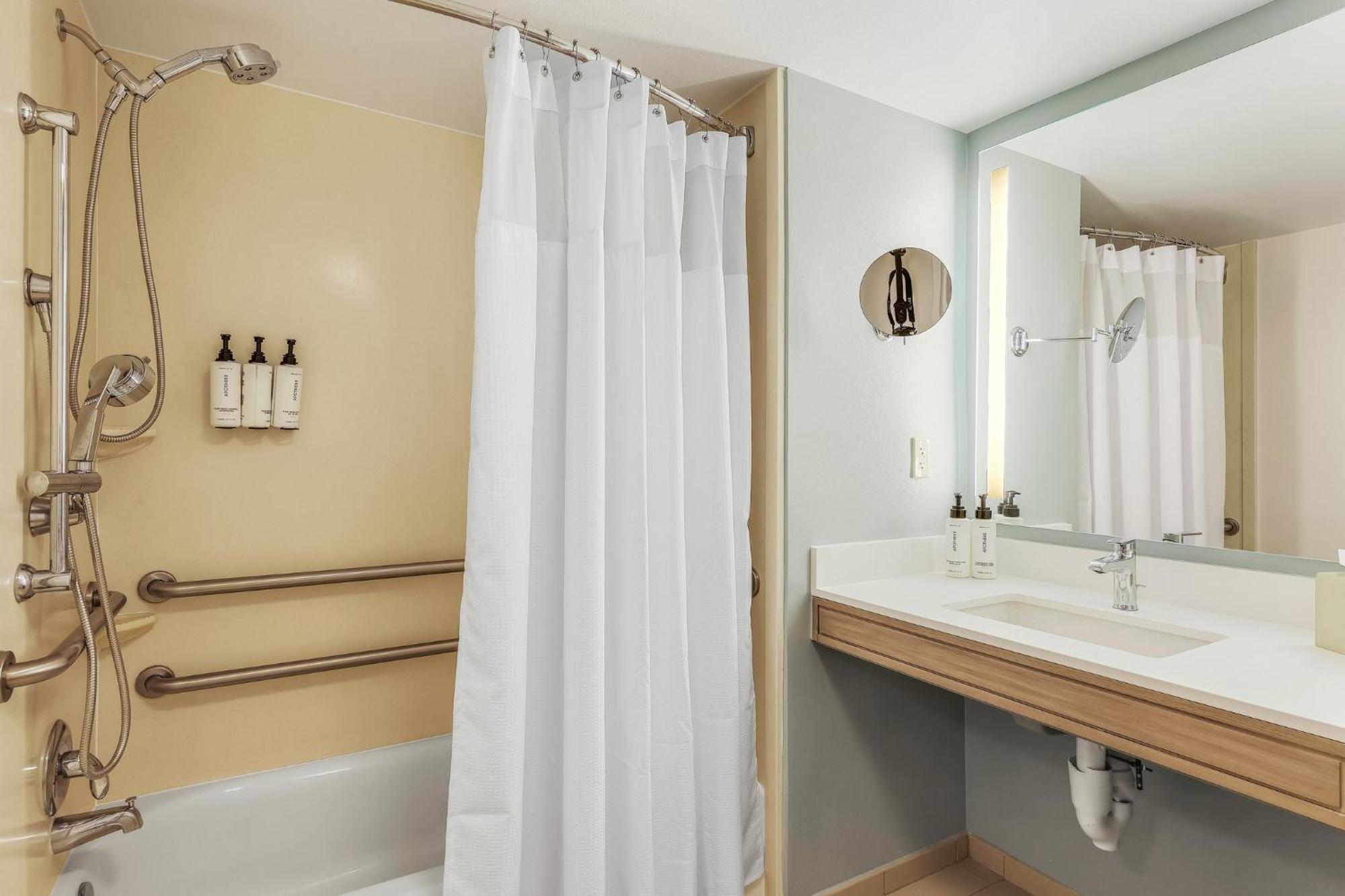 Standard Room with Two Queen Beds - Communications Accessible Tub