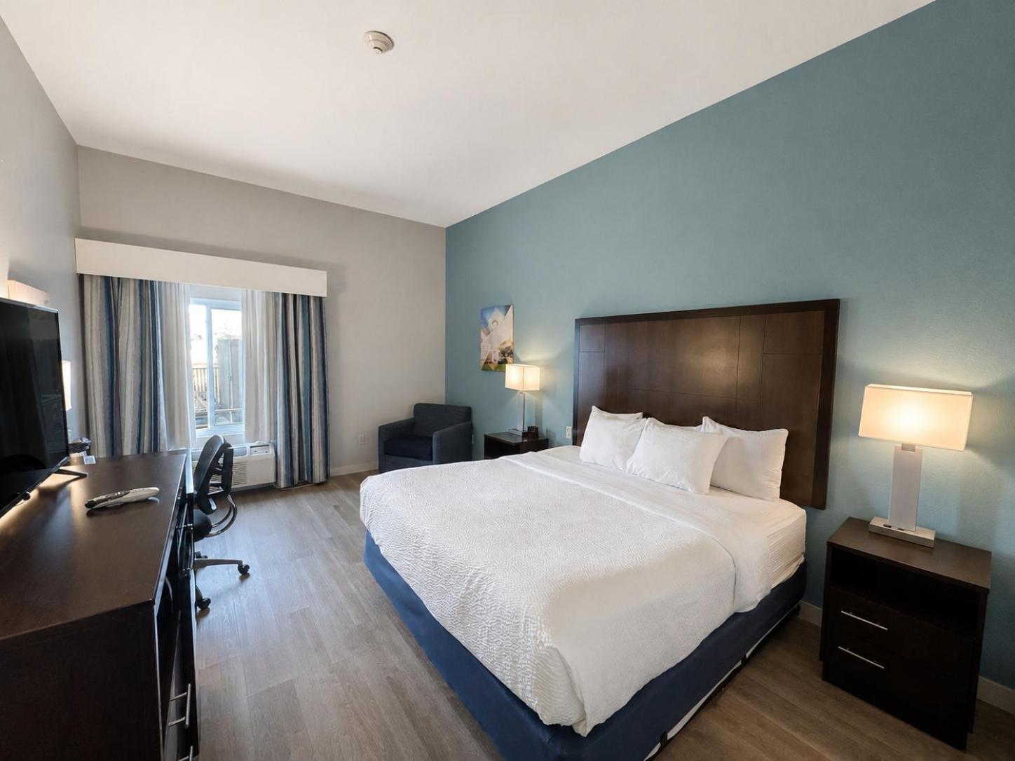 Deluxe King Room - Non-Smoking