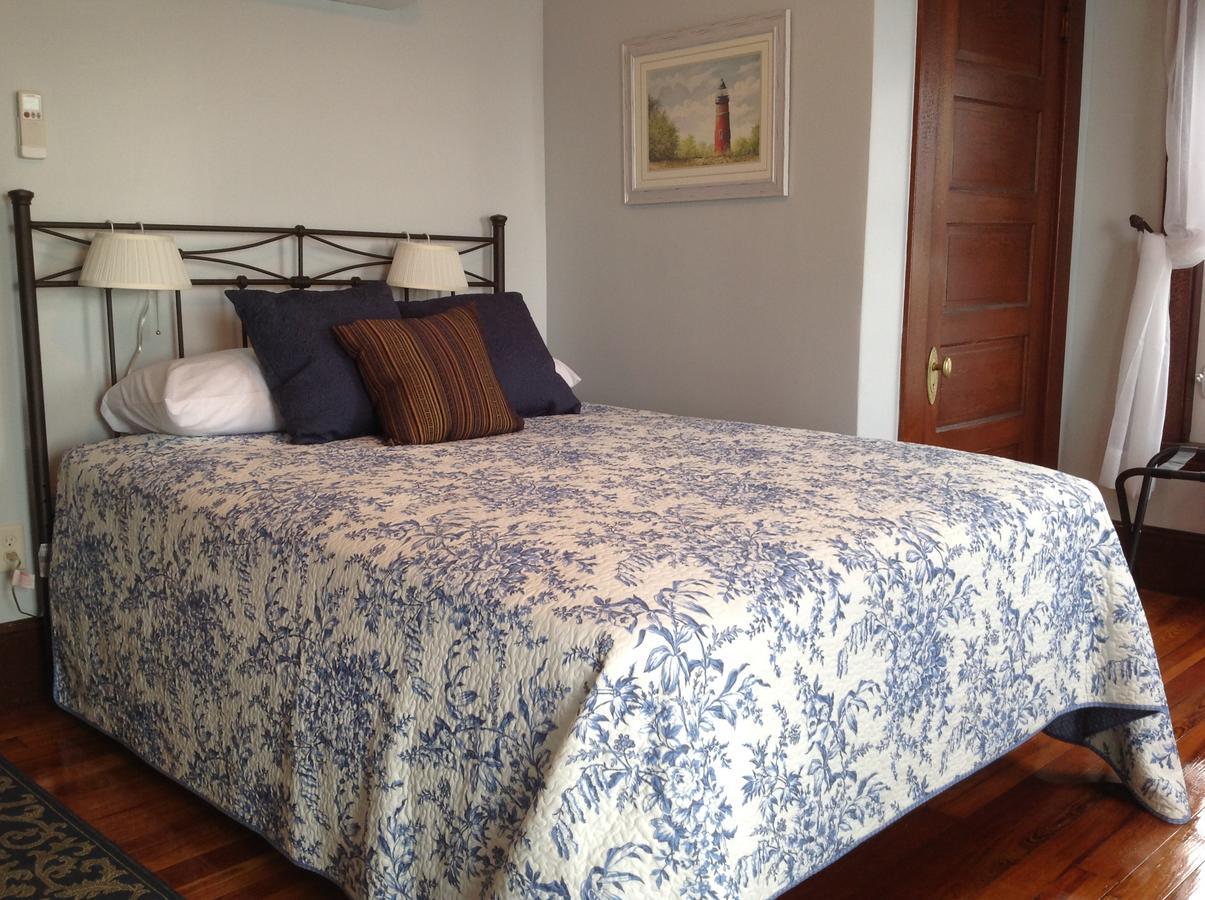 Deluxe Queen Room with Shared Bathroom
