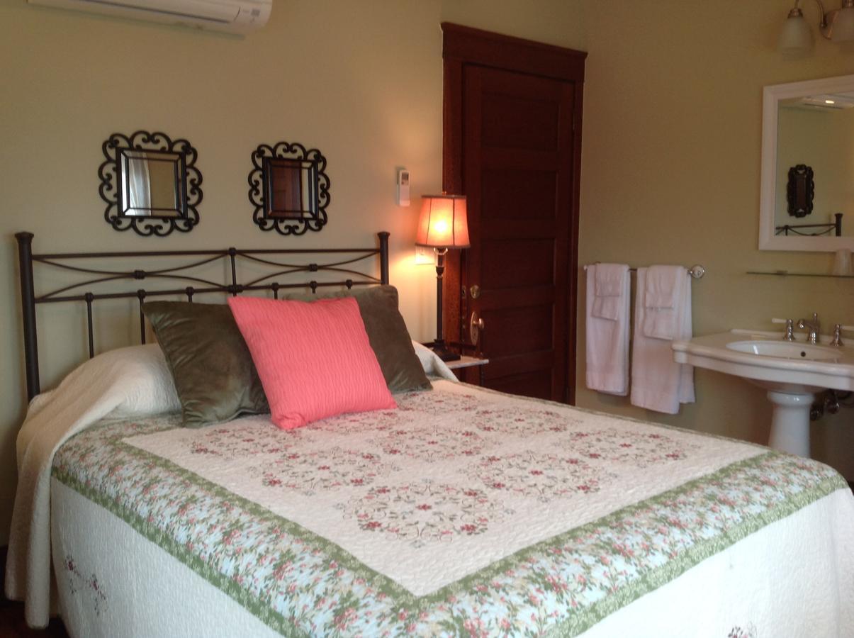 Standard Queen Room with Shared Bathroom