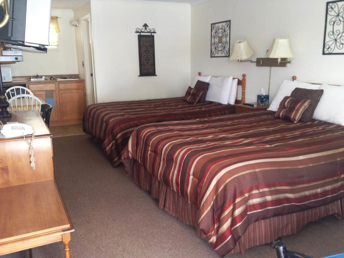 Queen Room with Two Queen Beds and Kitchenette