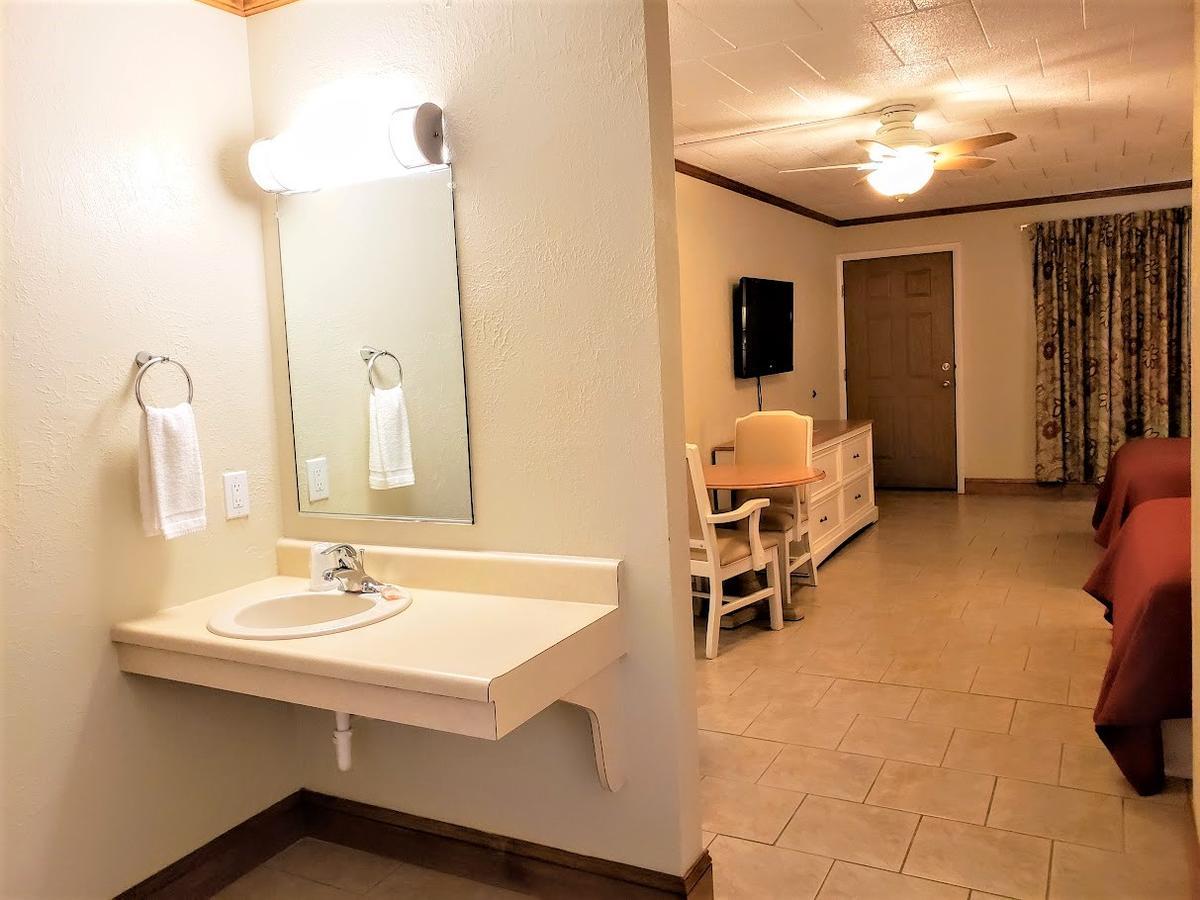 Deluxe Queen Room with Ocean View