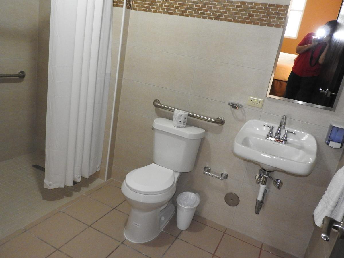 1 Queen Room