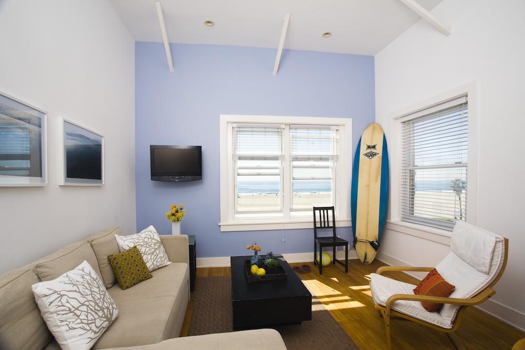 Top Floor One-Bedroom Suite with Beachfront Ocean View - 1 Queen Bed and 1 Sofa Bed