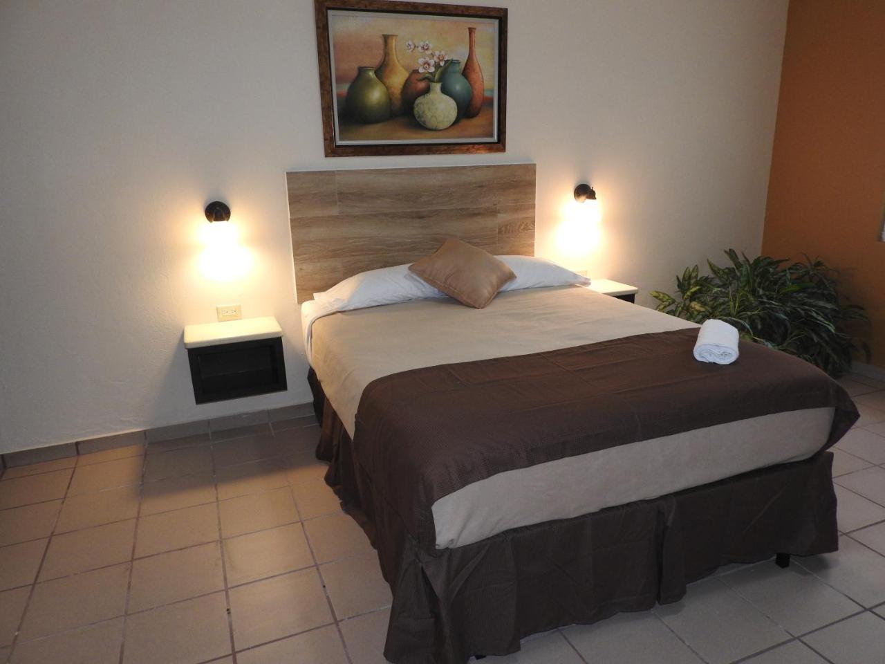 1 Queen Room