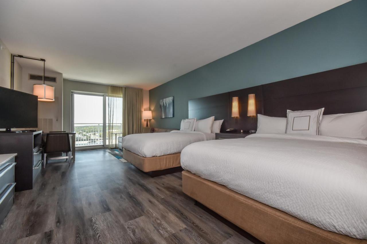 Queen Studio with Balcony and Partial Ocean View - Hearing Accessible