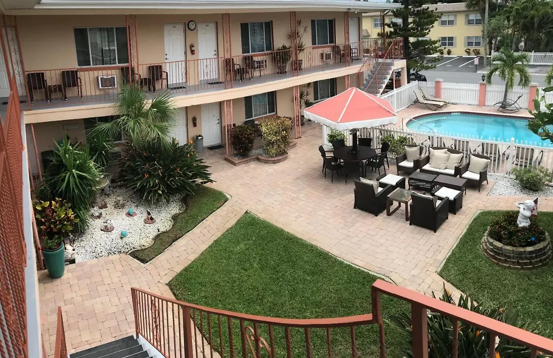 Carlton House Motel And Suites-1