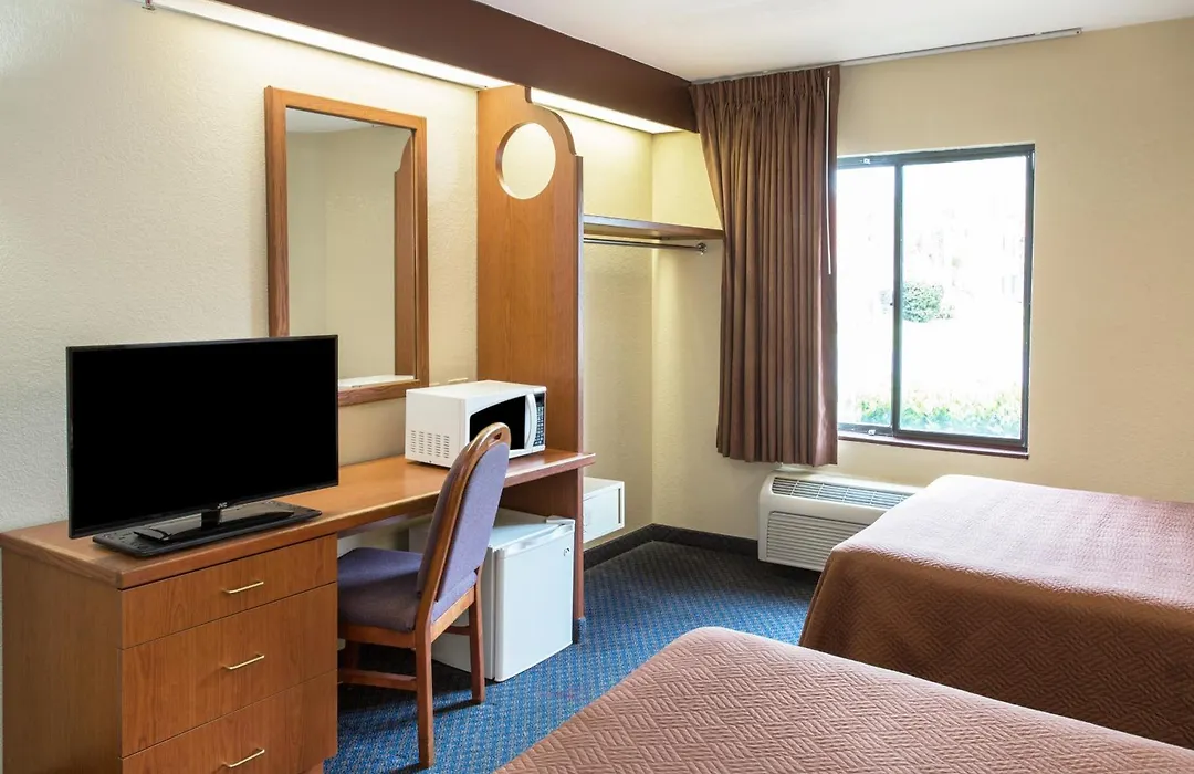 Travelodge By Wyndham Fort Myers Airport-1