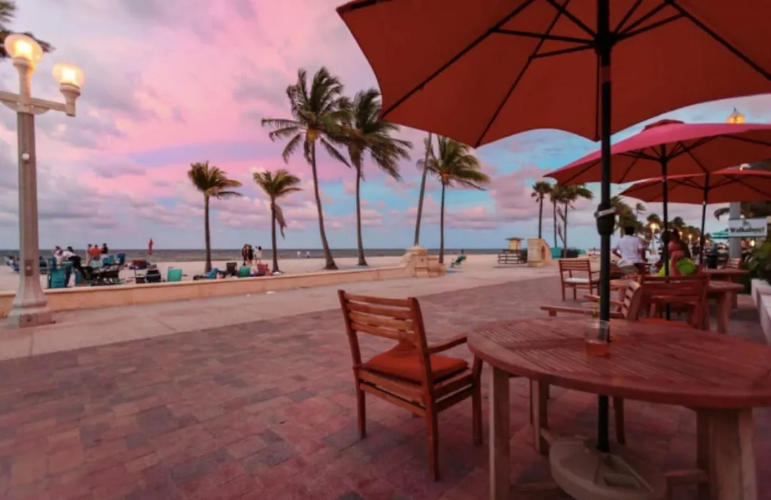 Walkabout 5 Retro Hotel On The Beach With Live Music And A Bar-1