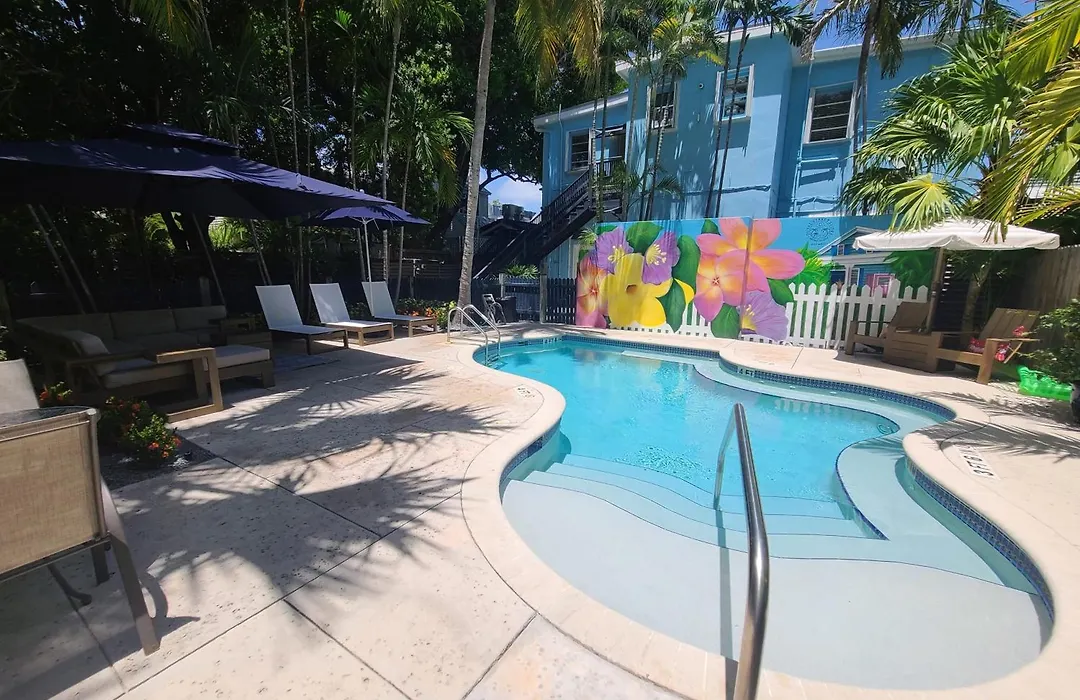 Duval Street Suite Overlooking Duval With Parking And Pool-1